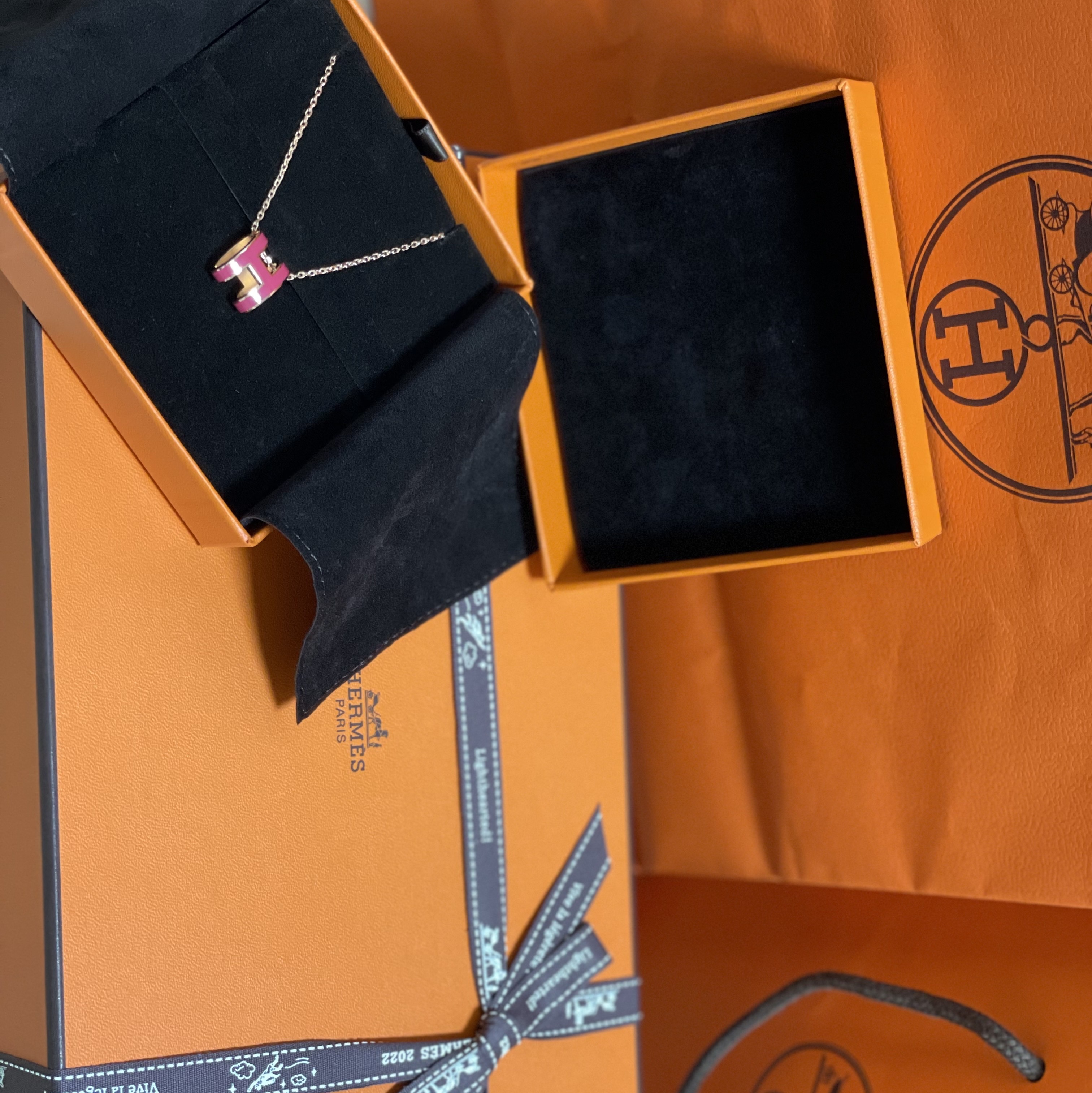 (W) Hermes Pop H Pendant Rose Gold & Framboise 착용 스타일