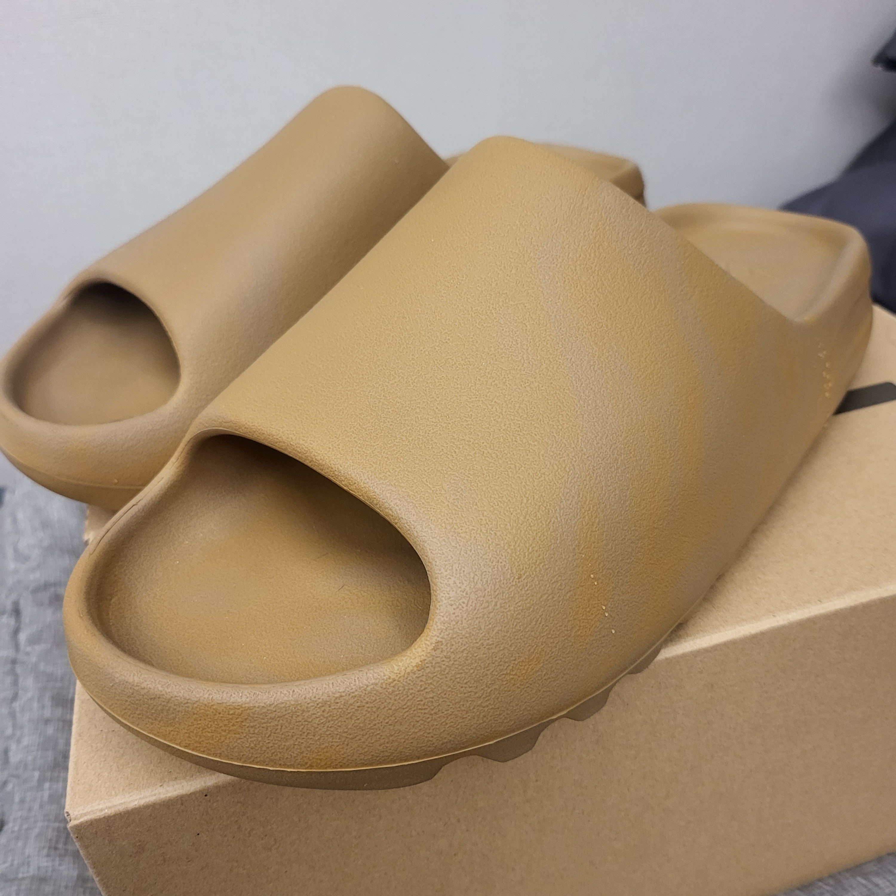 Adidas Yeezy Slide Ochre 착용 스타일