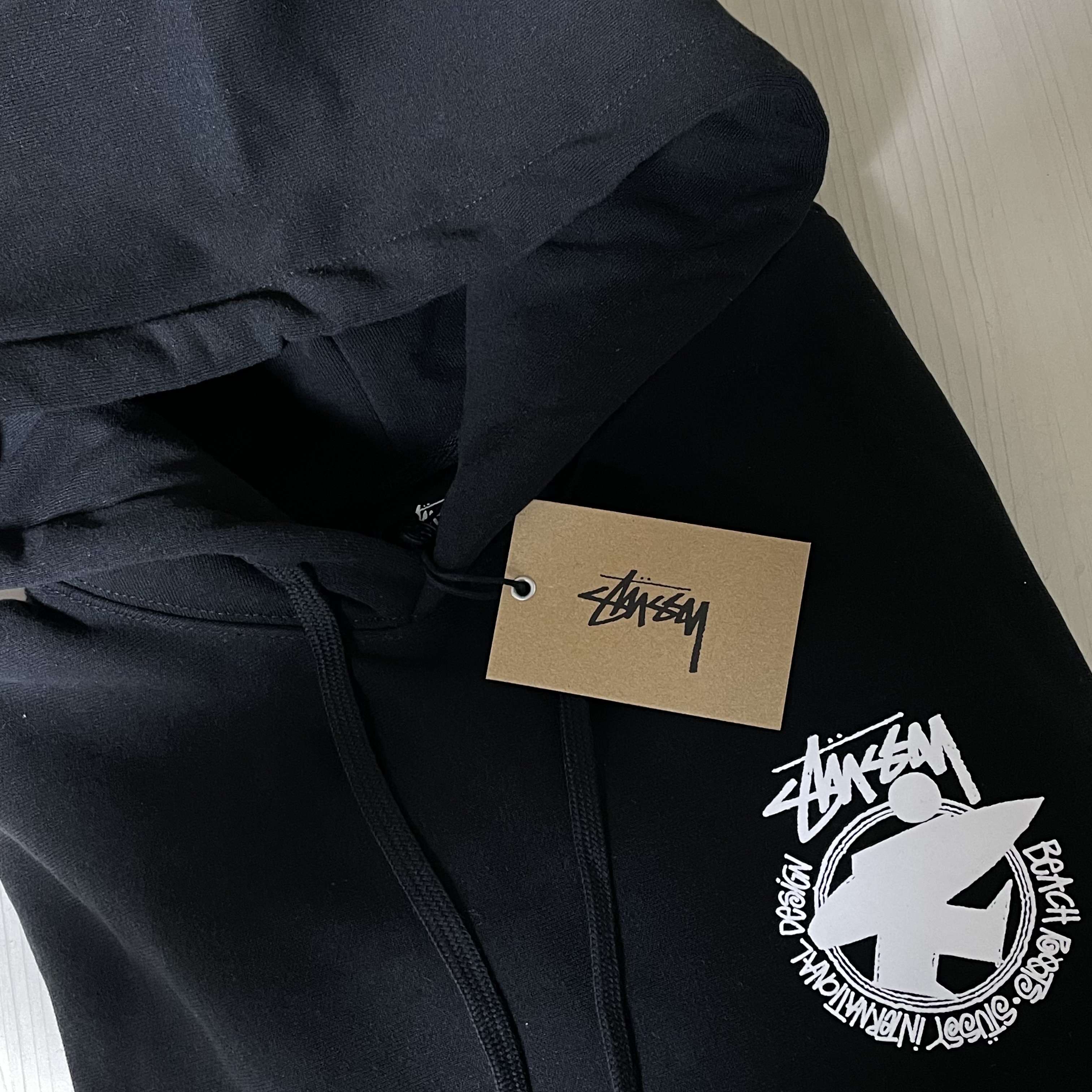 Stussy Beach Roots Hoodie Black 착용 스타일 - 2