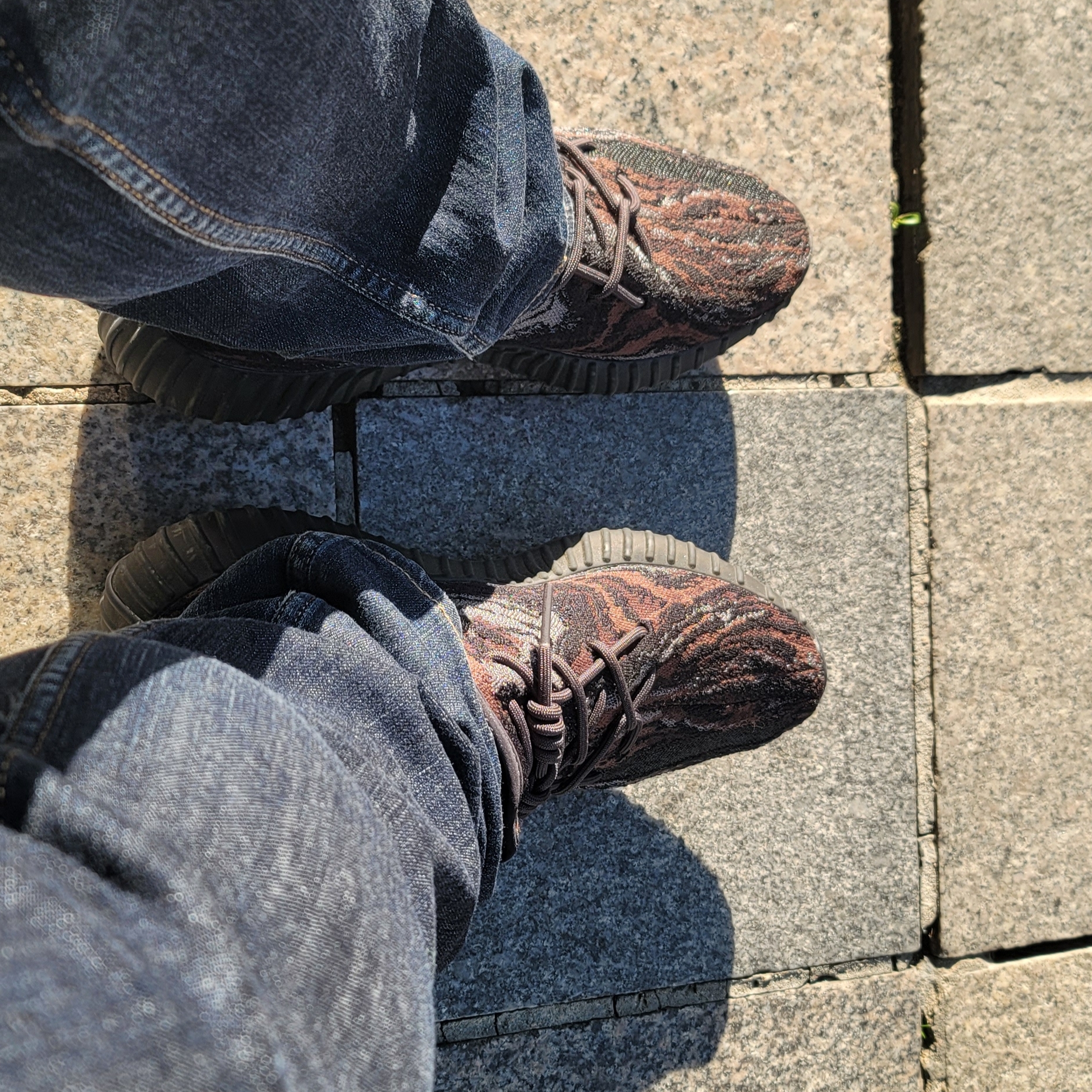 Adidas Yeezy Boost 350 V2 MX Rock 착용 스타일