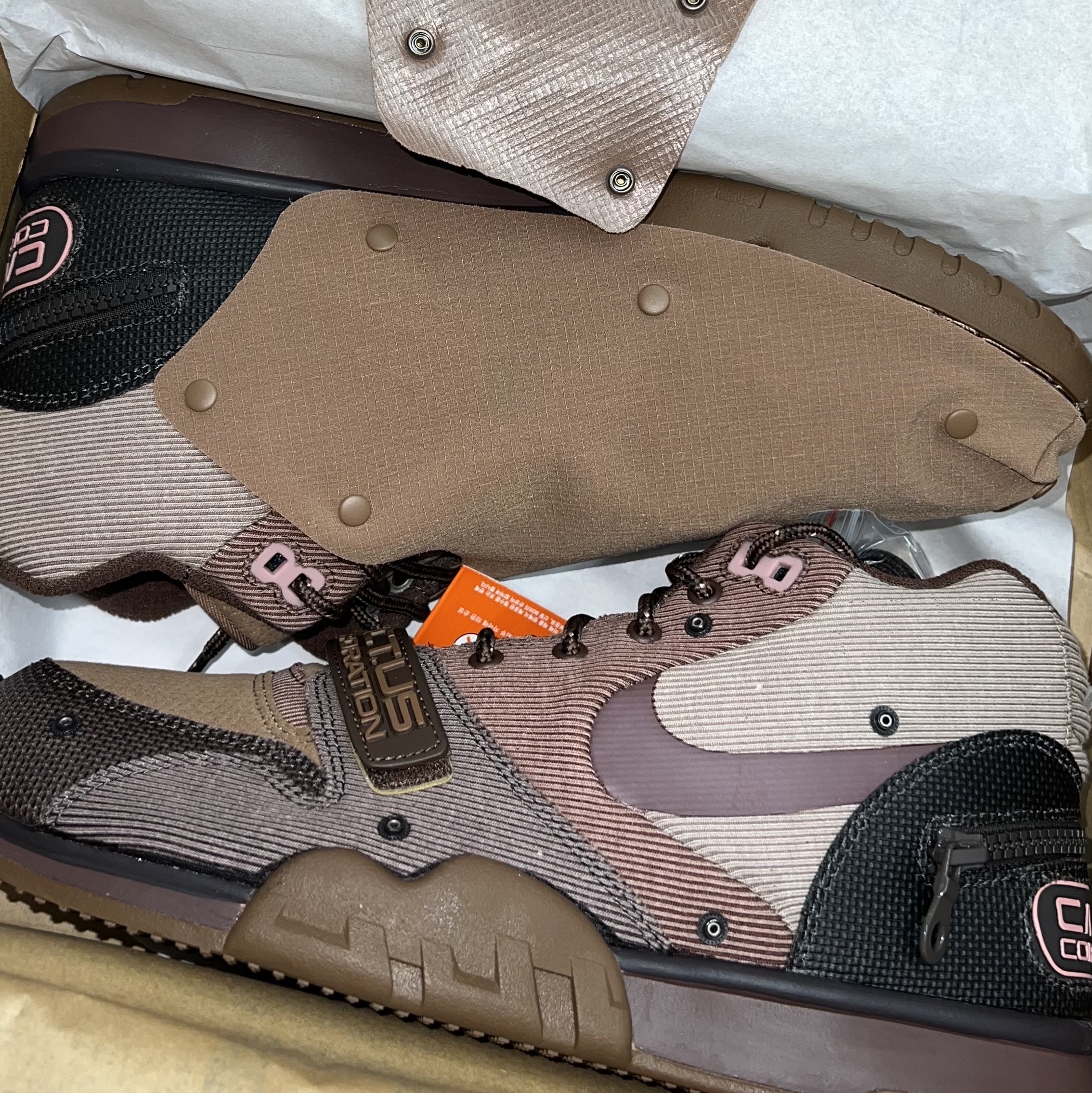 Nike x Travis Scott Air Trainer 1 Archaeo Brown and Rust Pink 착용 스타일 - 1
