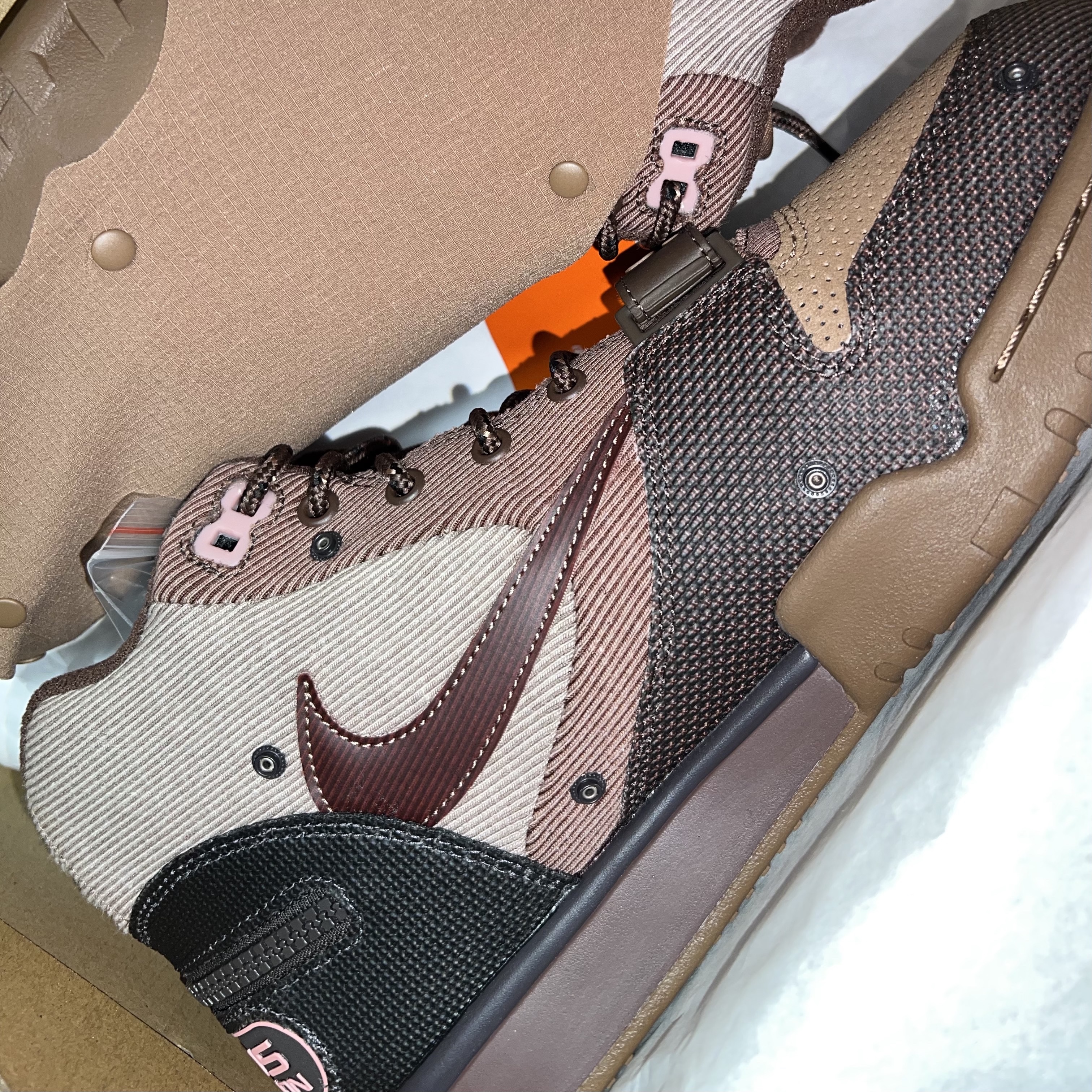 Nike x Travis Scott Air Trainer 1 Archaeo Brown and Rust Pink 착용 스타일 - 2