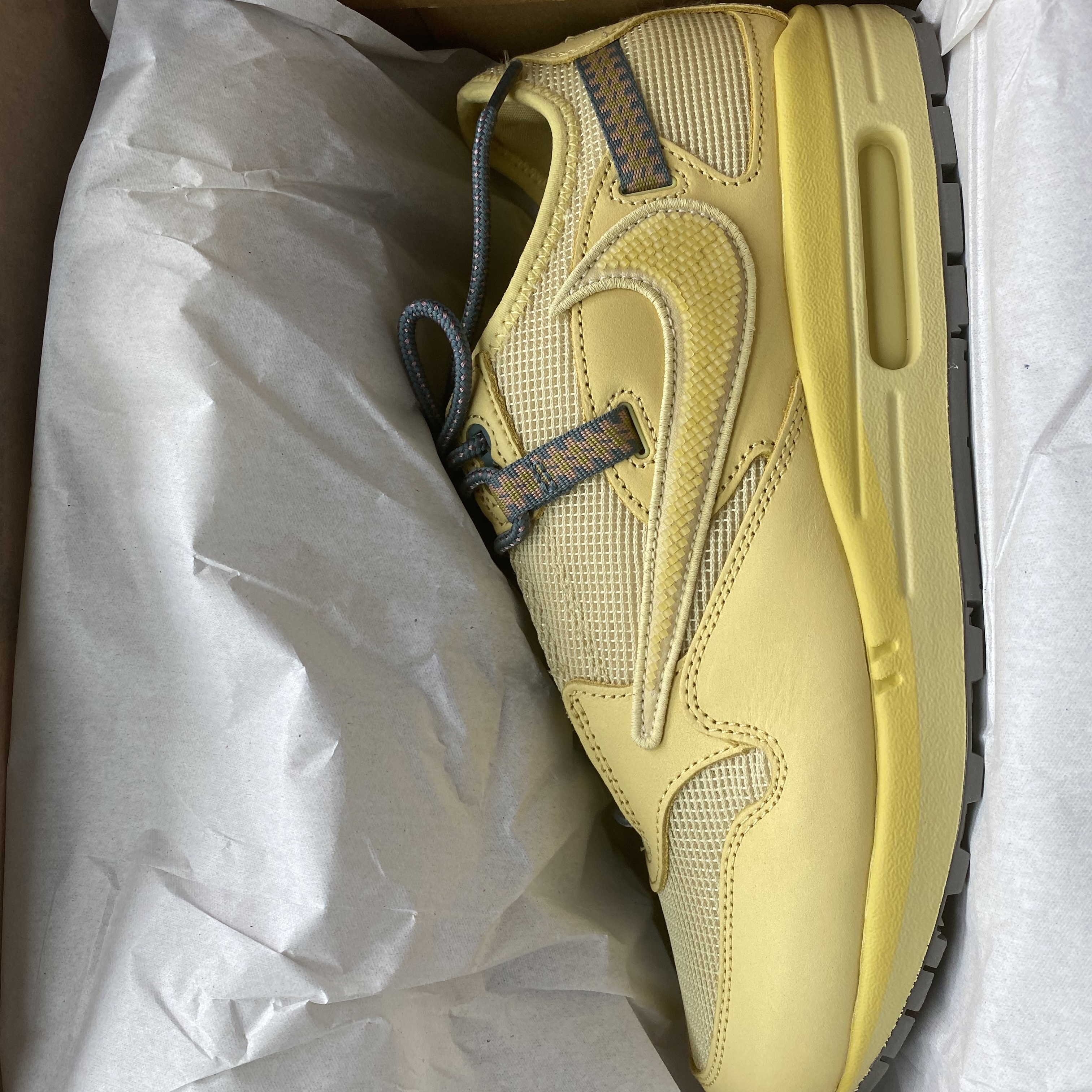 Nike x Travis Scott Air Max 1 Cact.us Gold 착용 스타일