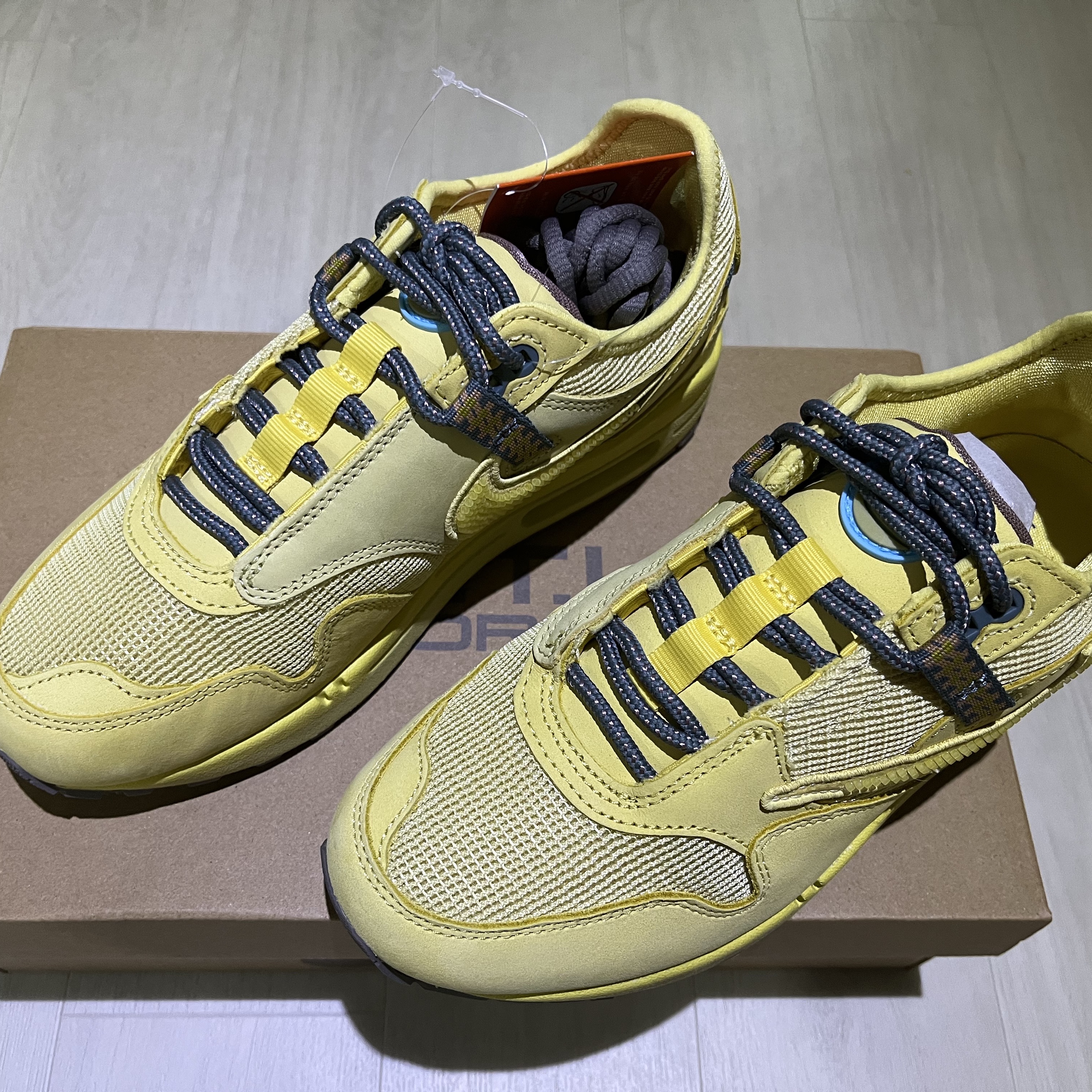 Nike x Travis Scott Air Max 1 Cact.us Gold 착용 스타일 - 1