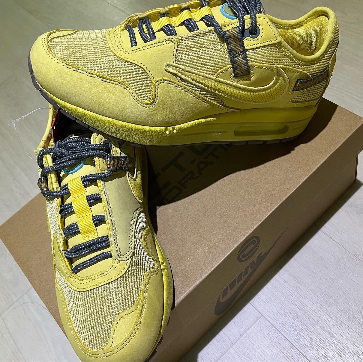 Nike x Travis Scott Air Max 1 Cact.us Gold 착용 스타일 - 3