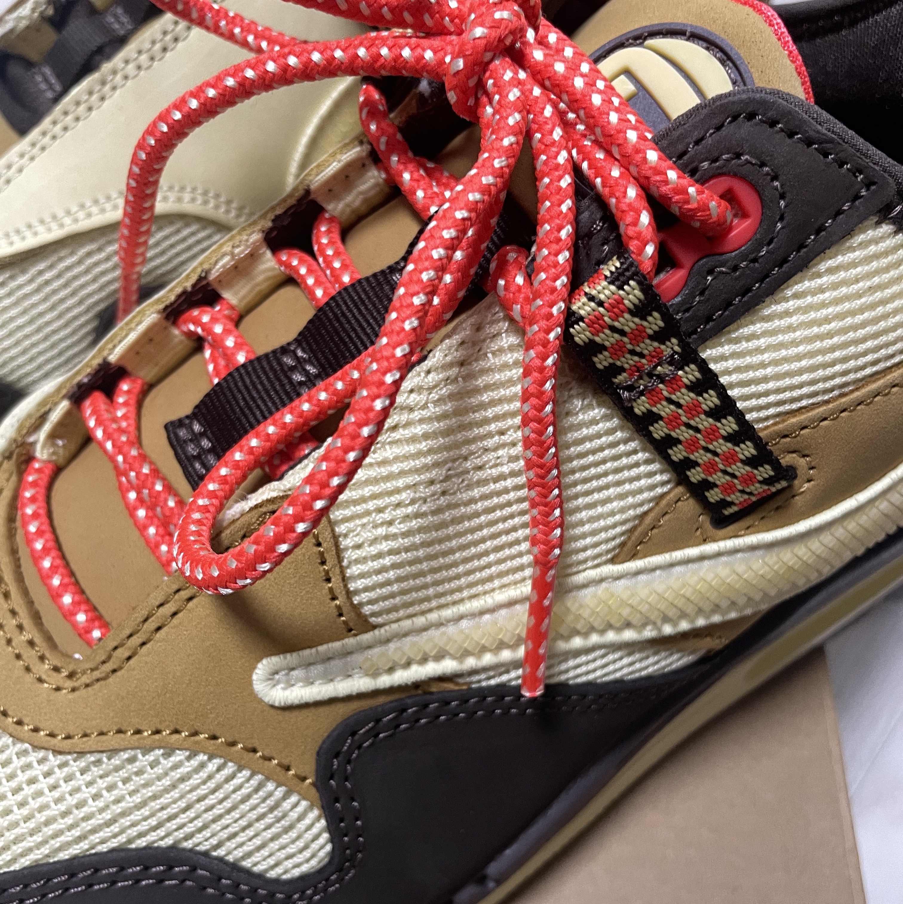 Nike x Travis Scott Air Max 1 Cact.us Brown 착용 스타일 - 1