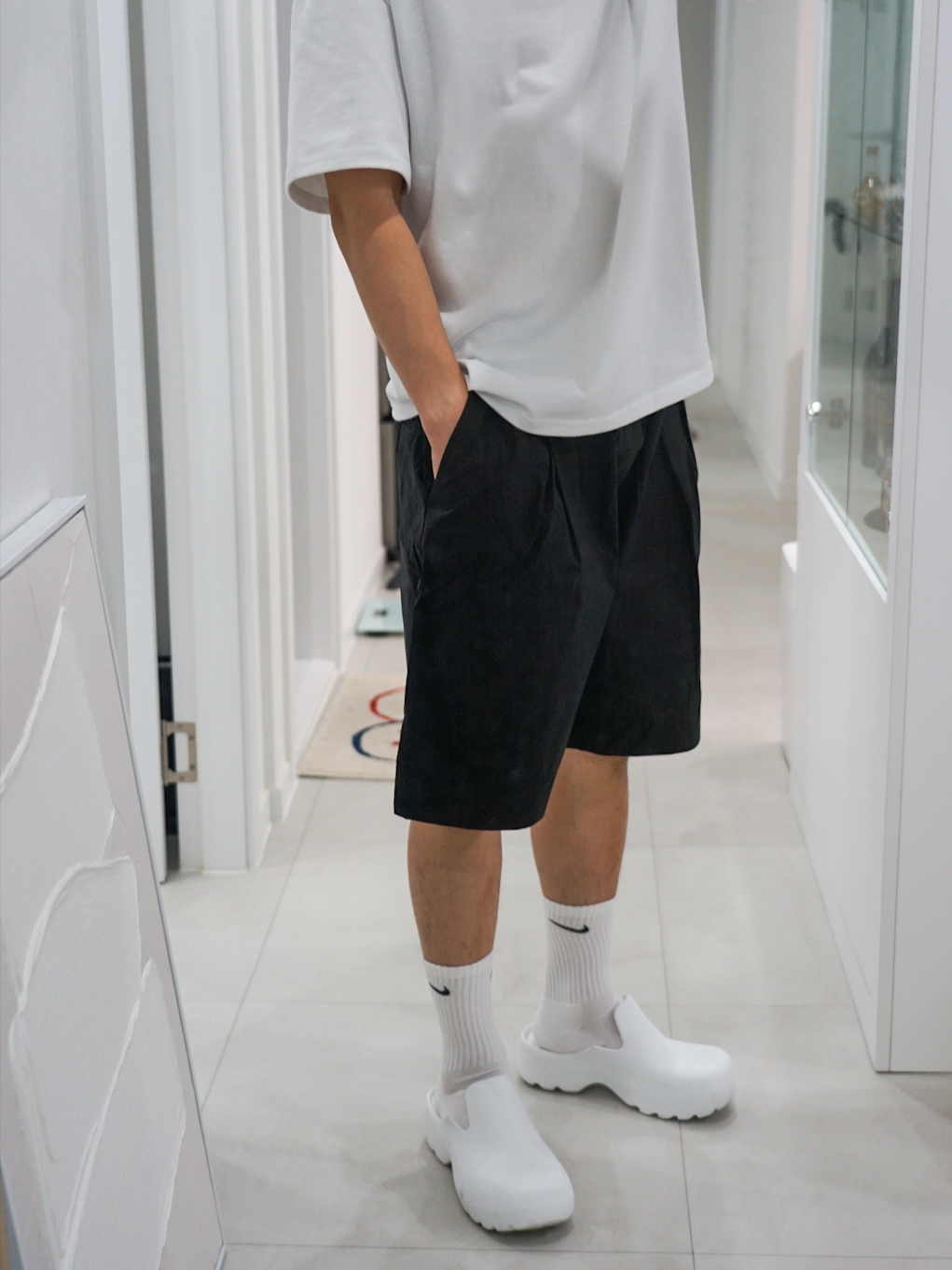 Bottega Veneta Rubber Flash Clog Chalk 착용 스타일