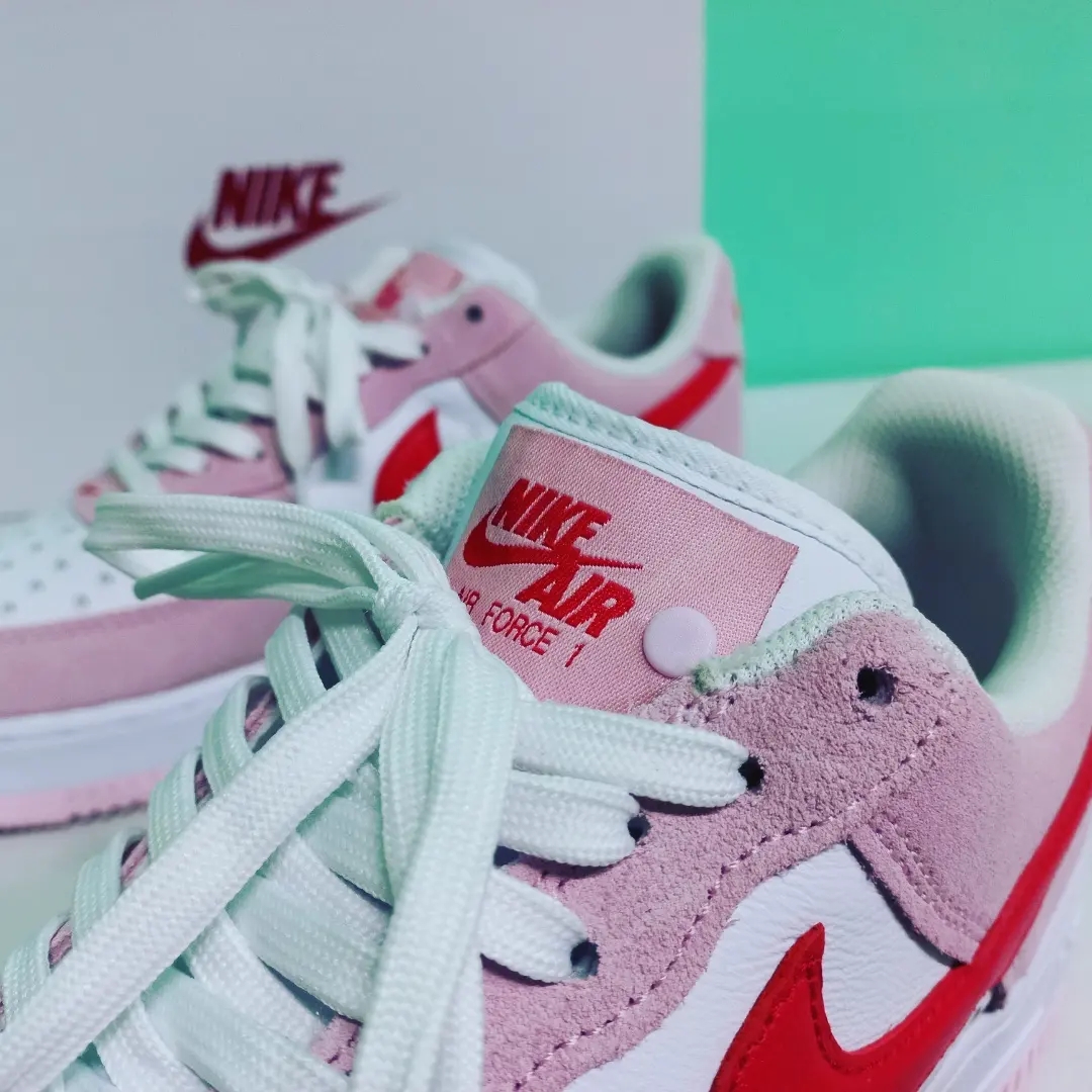 Nike Air Force 1 '07 QS Valentine's Day 착용 스타일 - 3