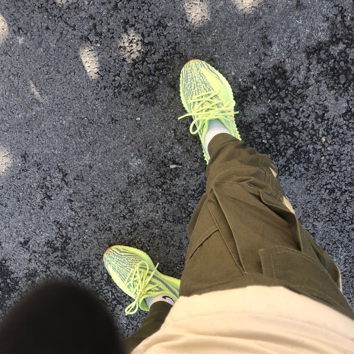 Adidas Yeezy Boost 350 V2 Semi Frozen Yellow 착용 스타일