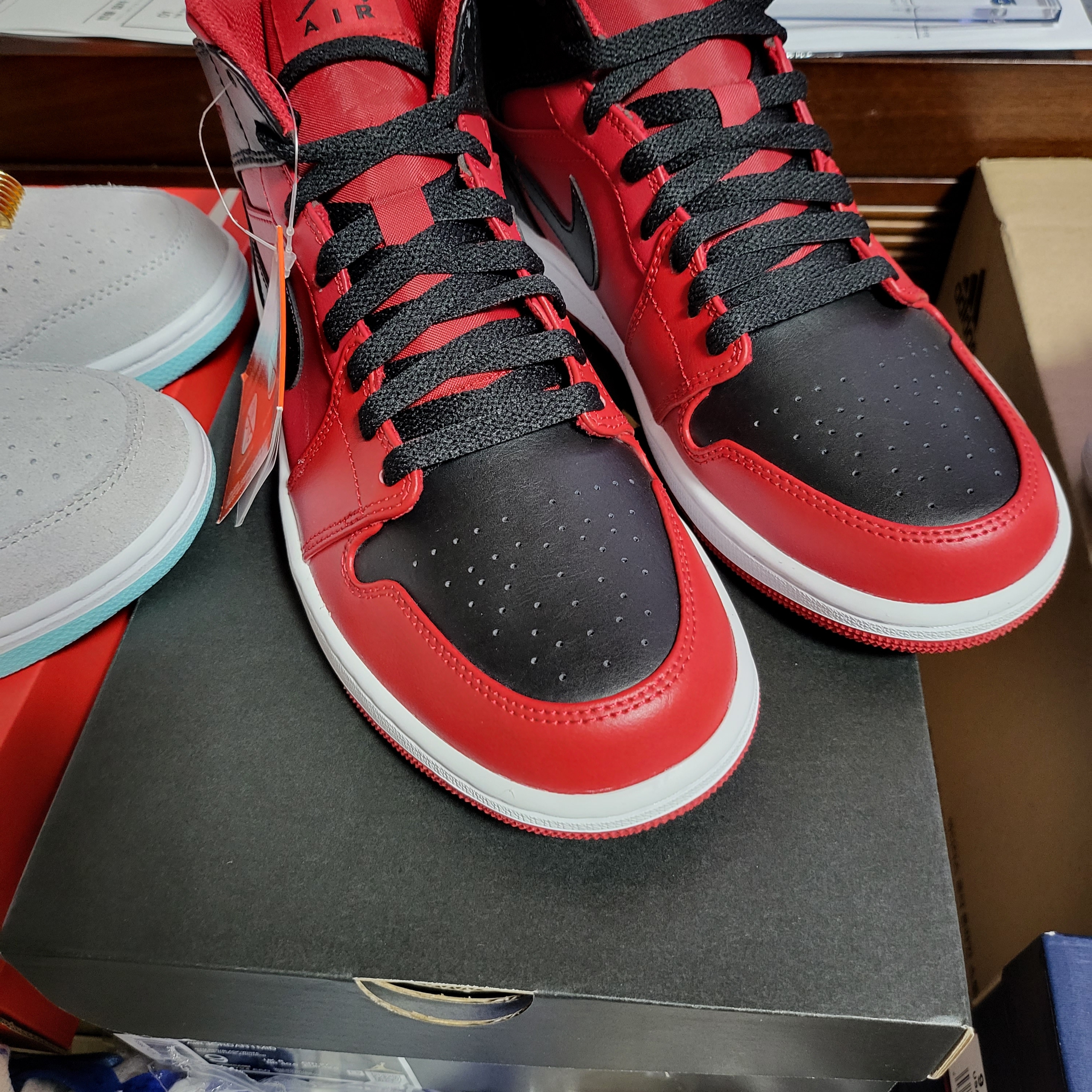 Nike Dunk Low Retro SE Barber Shop Grey, (W) Nike Dunk Low Disrupt 2 White and University Blue 착용 스타일 - 2