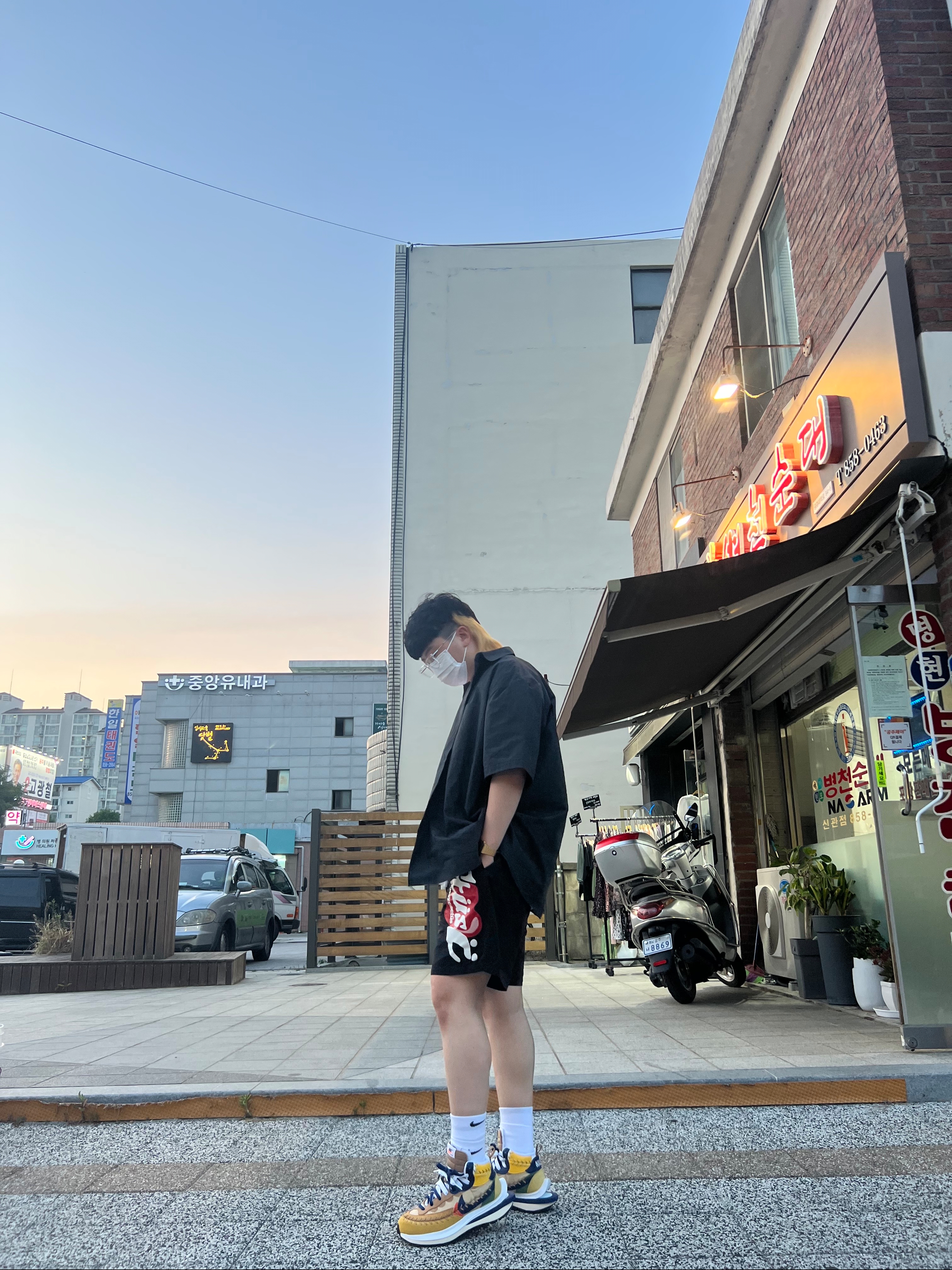 Nike x Sacai x Jean Paul Gaultier VaporWaffle Sesame Blue Void, Nike x Matthew M Williams NRG Socks White 착용 스타일 - 3