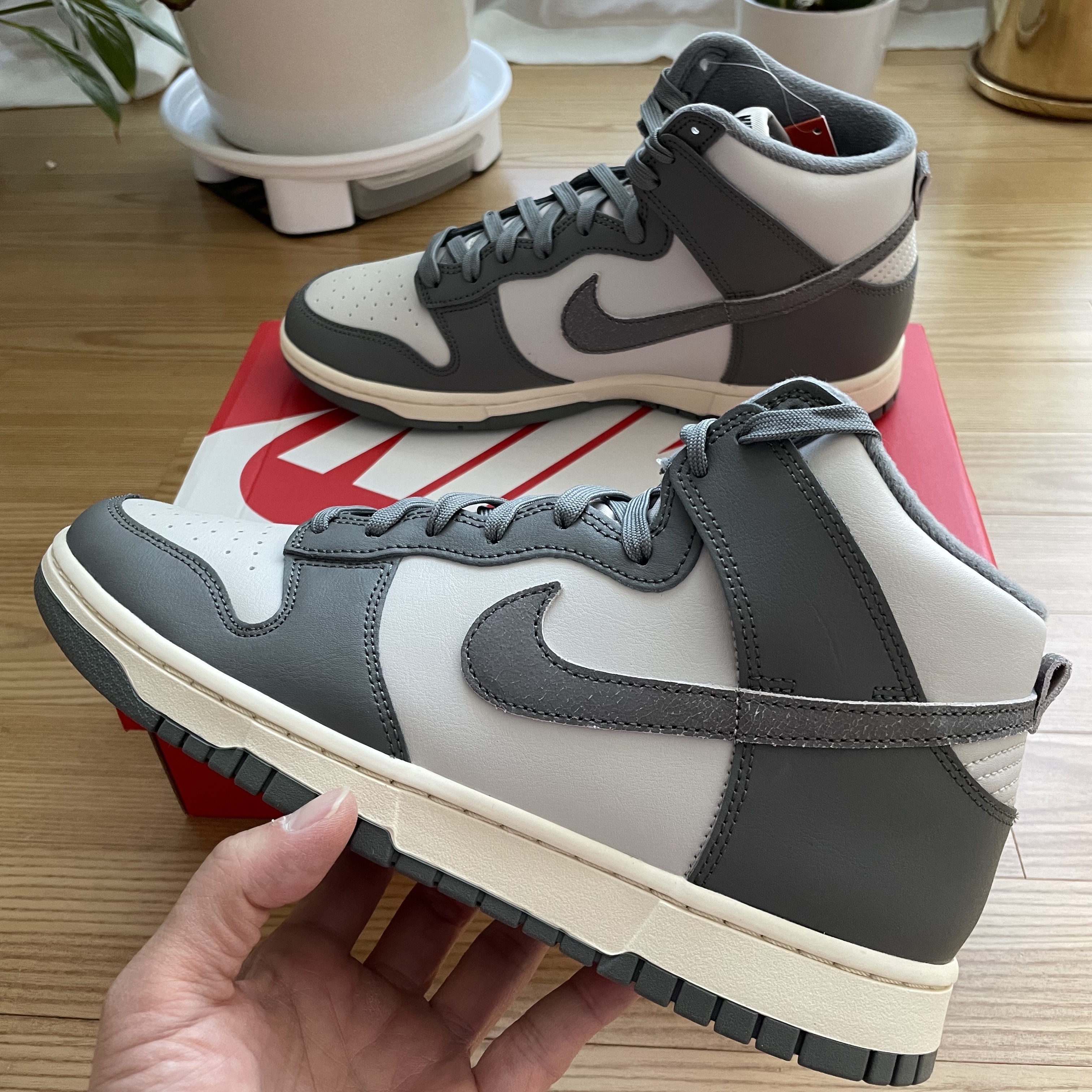 Nike Dunk High Retro SE VNTG Light Bone 착용 스타일