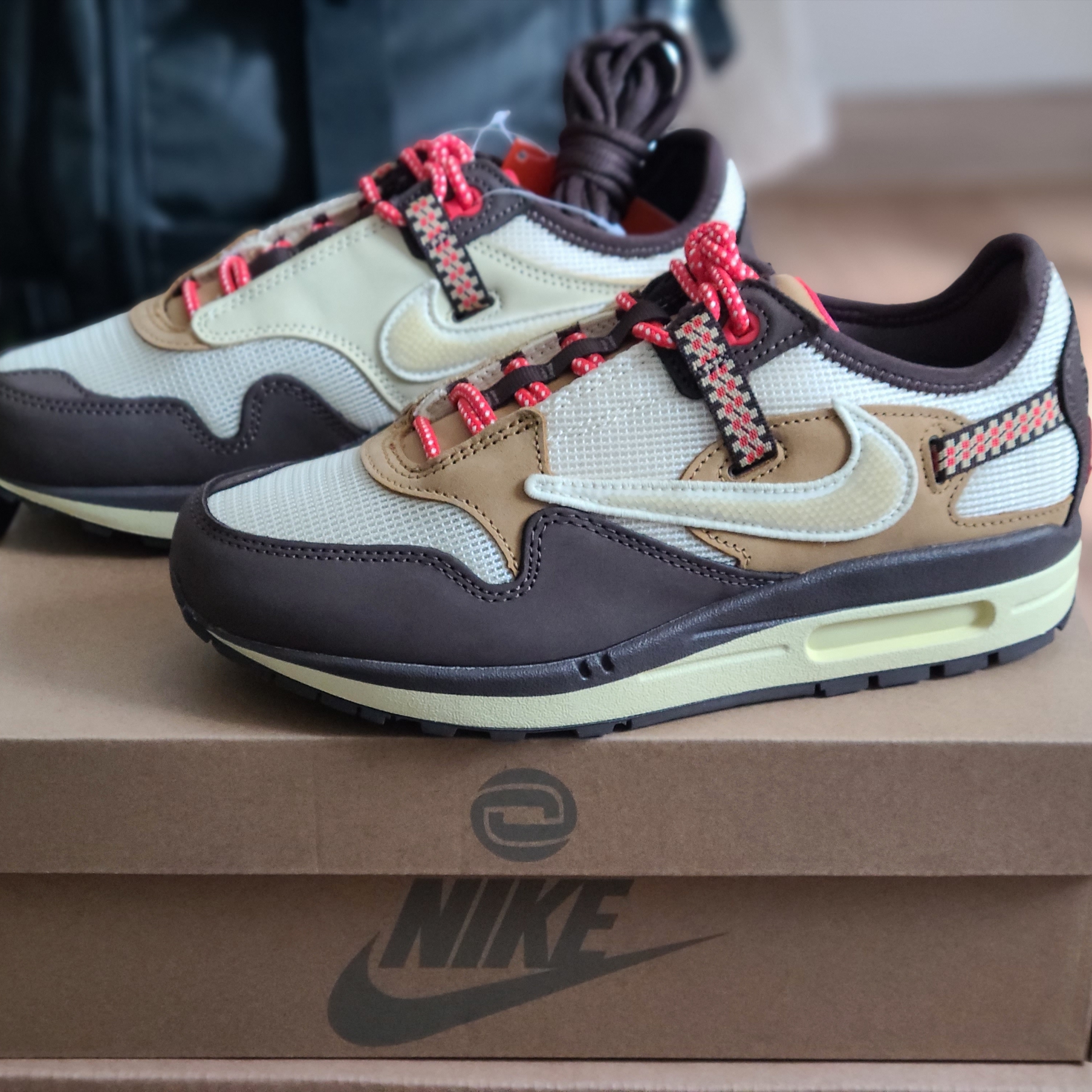 Nike x Travis Scott Air Max 1 Cact.us Brown 착용 스타일 - 1