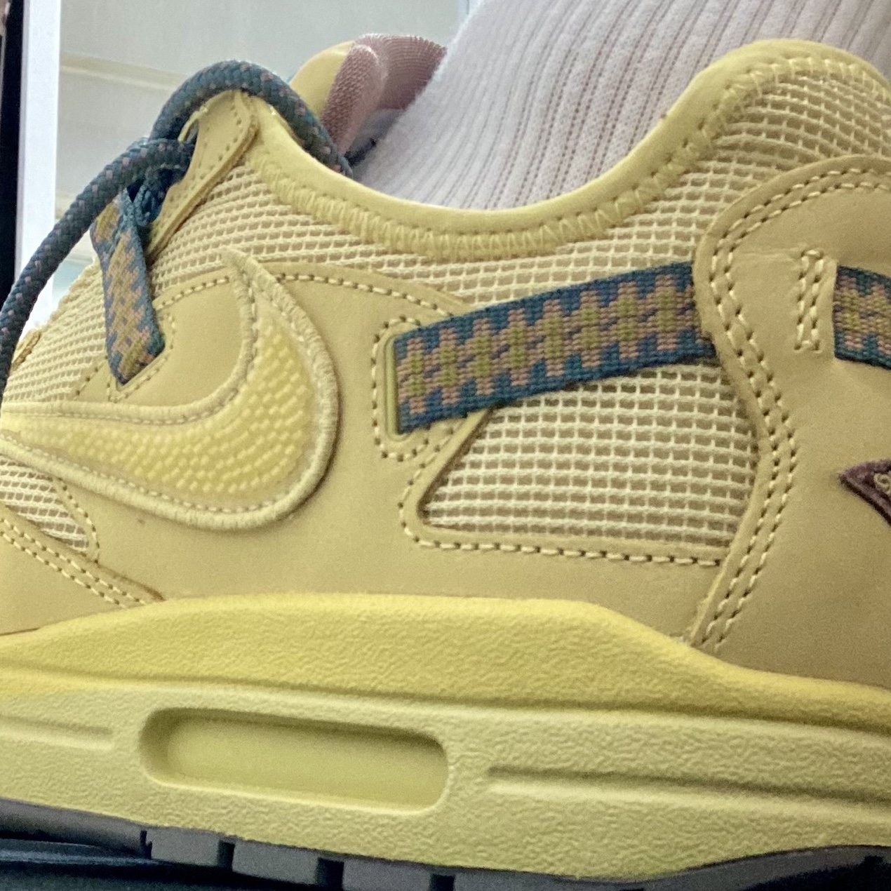 Nike x Travis Scott Air Max 1 Cact.us Gold 착용 스타일