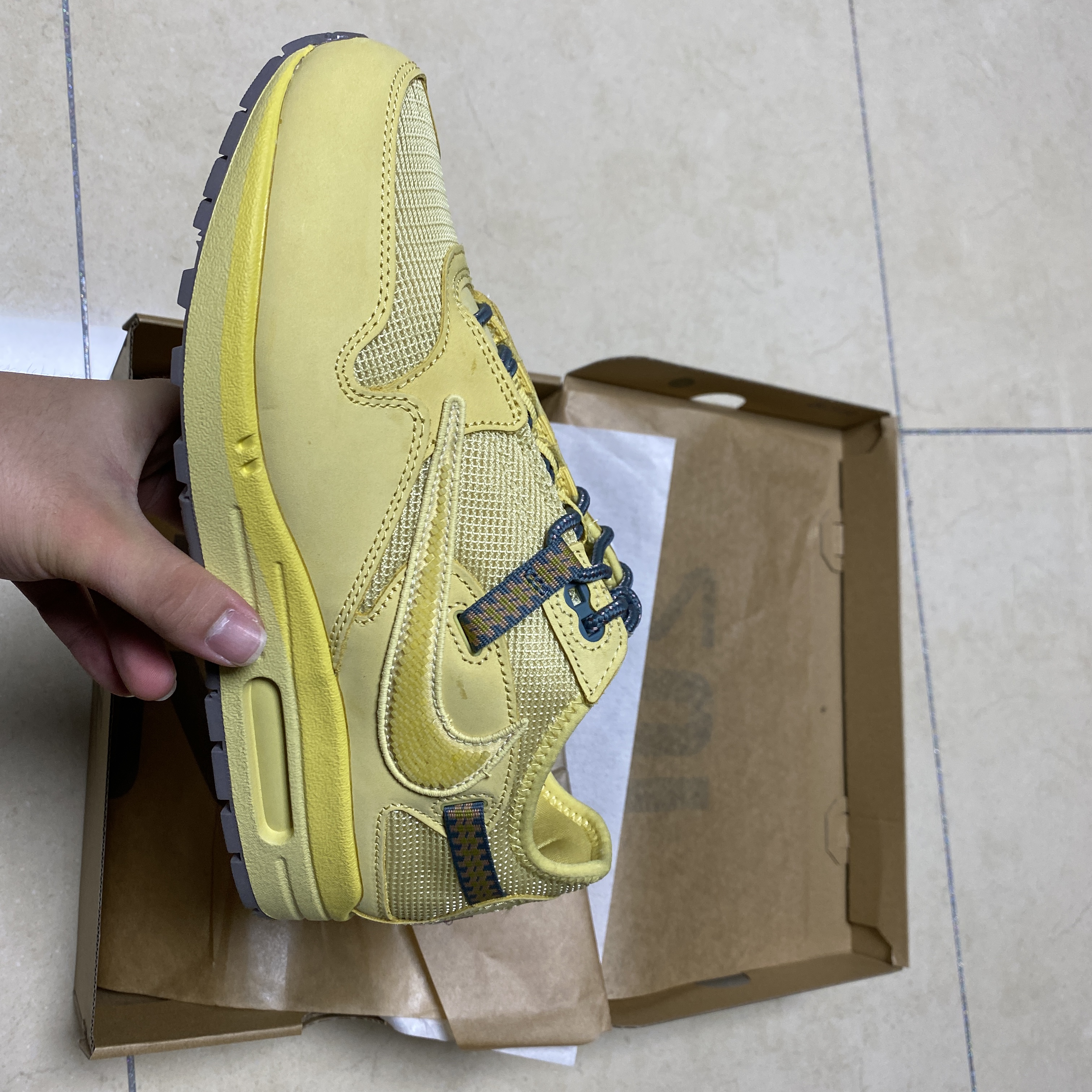 Nike x Travis Scott Air Max 1 Cact.us Gold 착용 스타일 - 3