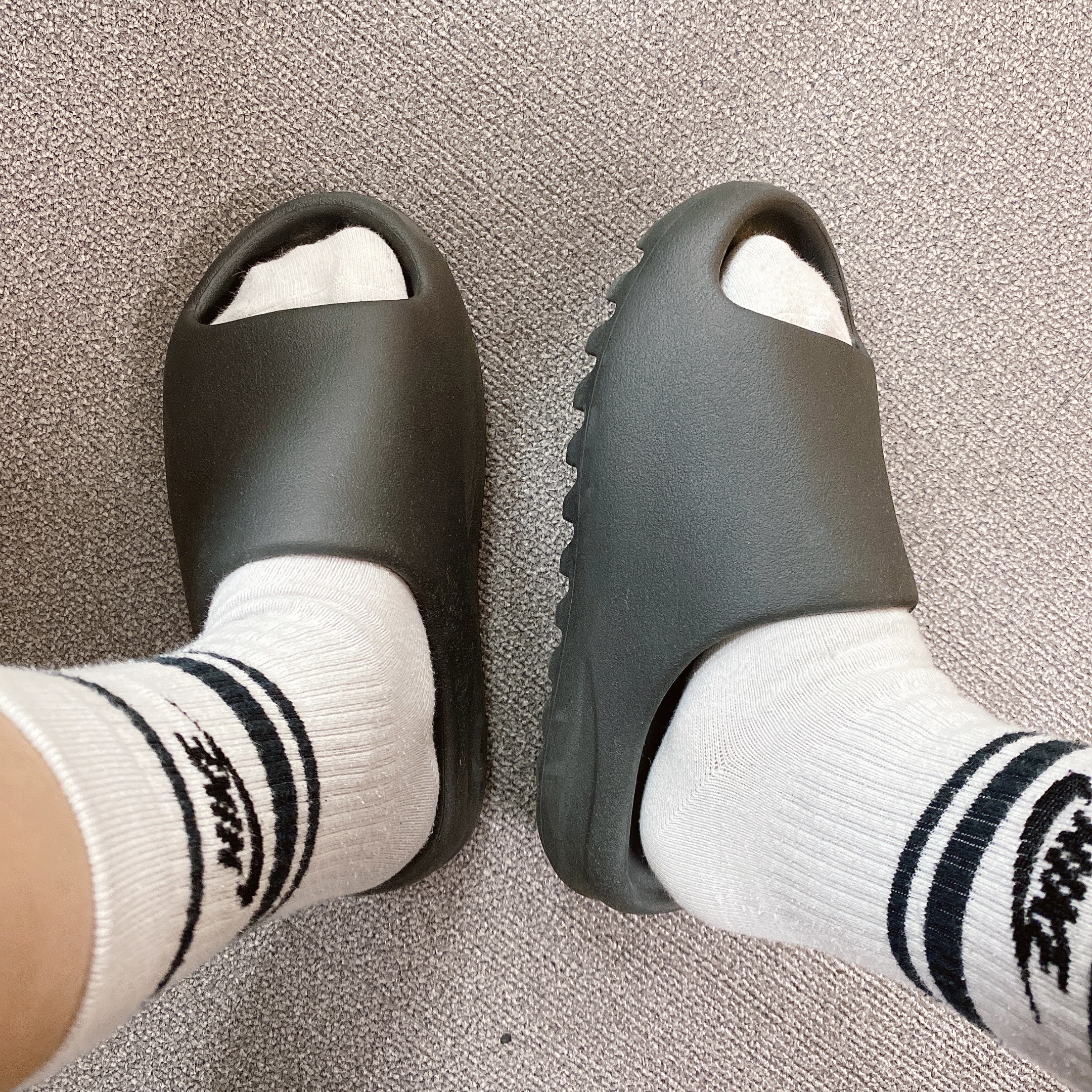 Adidas Yeezy Slide Onyx 착용 스타일 - 1