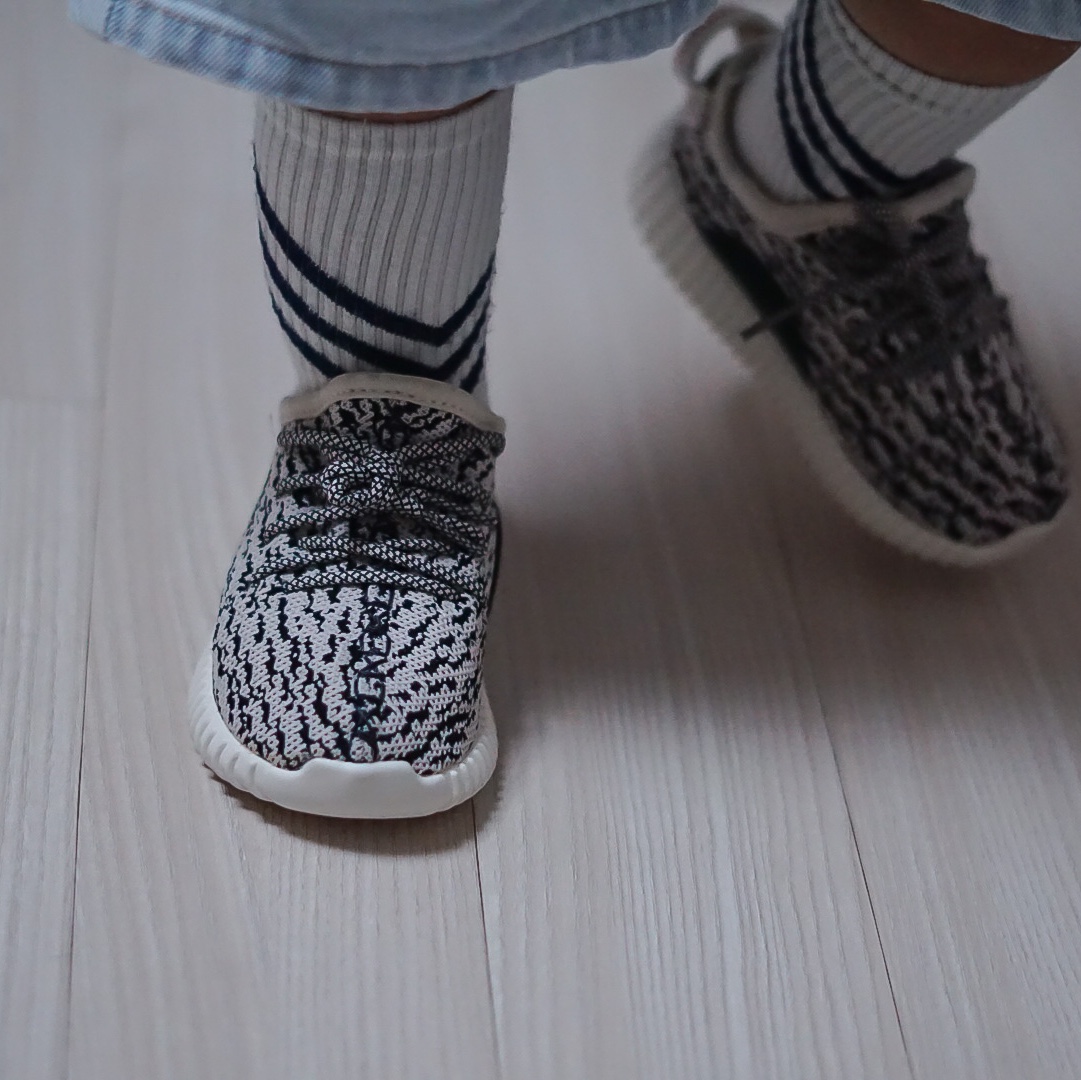 (Infant) Adidas Yeezy Boost 350 Turtledove 착용 스타일 - 4