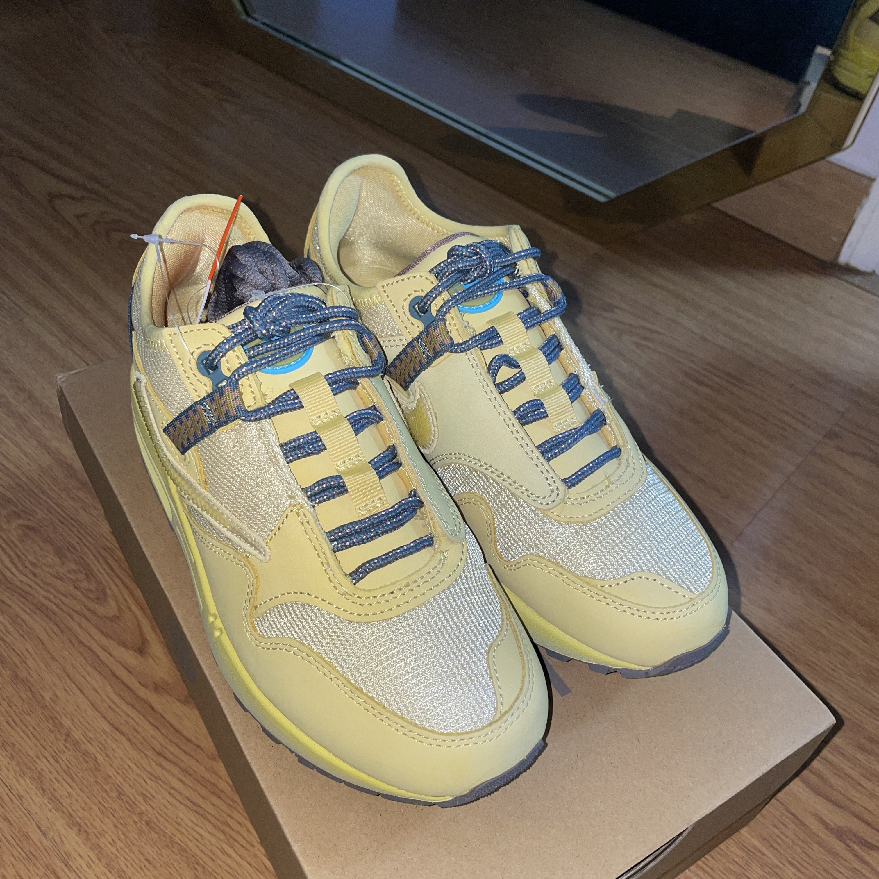 Nike x Travis Scott Air Max 1 Cact.us Gold ์ฐฉ์ฉ ์คํ์ผ - 2