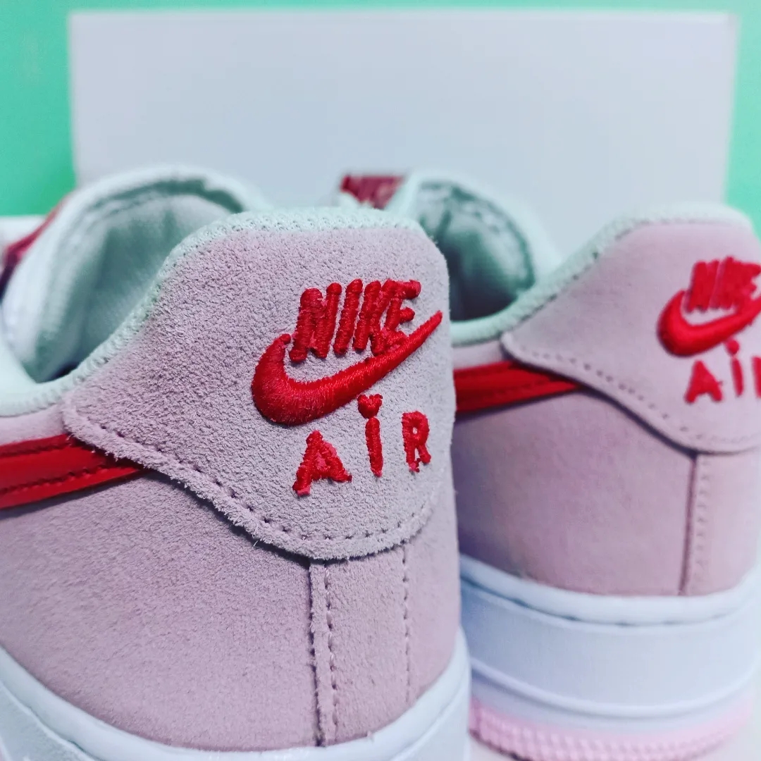 Nike Air Force 1 '07 QS Valentine's Day 착용 스타일 - 5