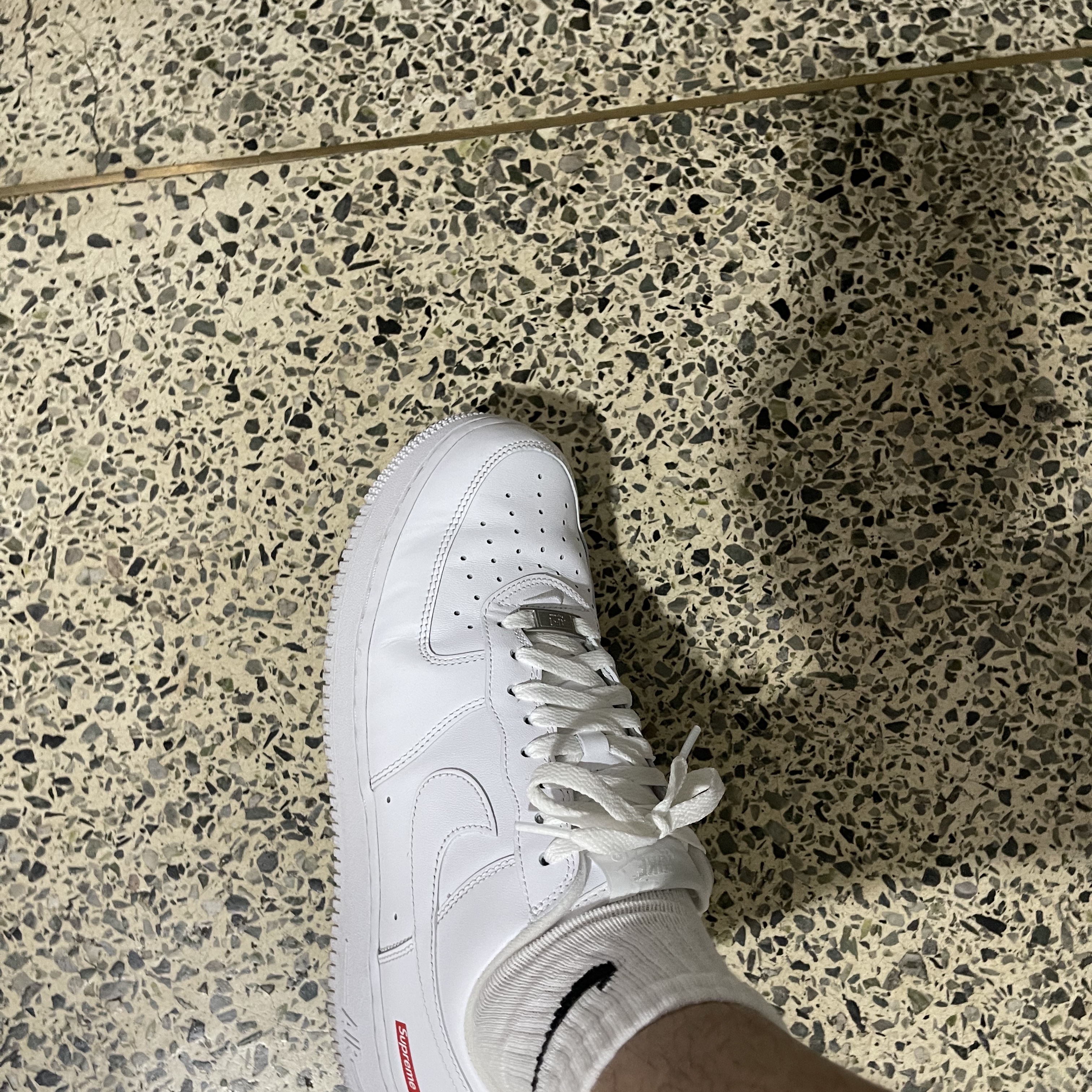 Nike x Supreme Air Force 1 Low White 착용 스타일 - 3