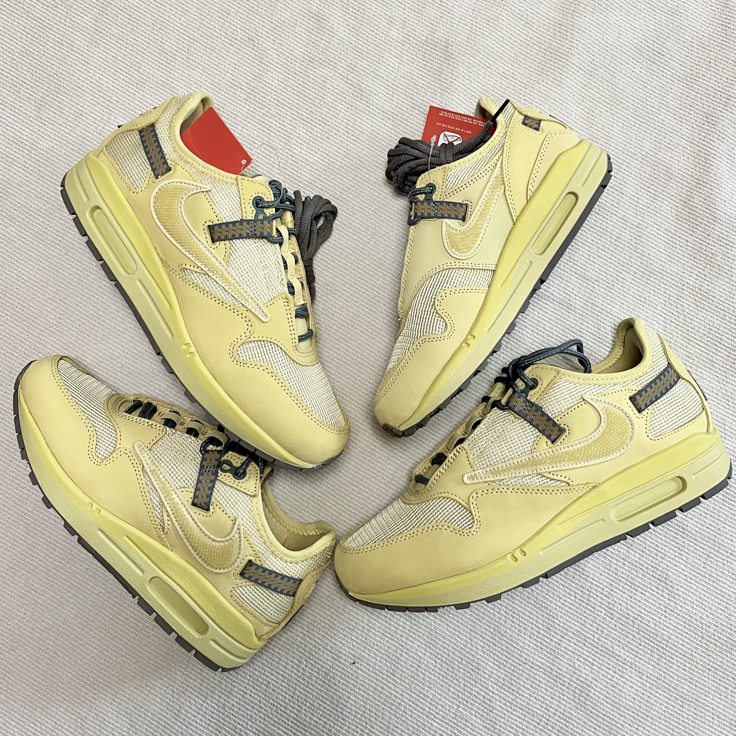 Nike x Travis Scott Air Max 1 Cact.us Gold 착용 스타일