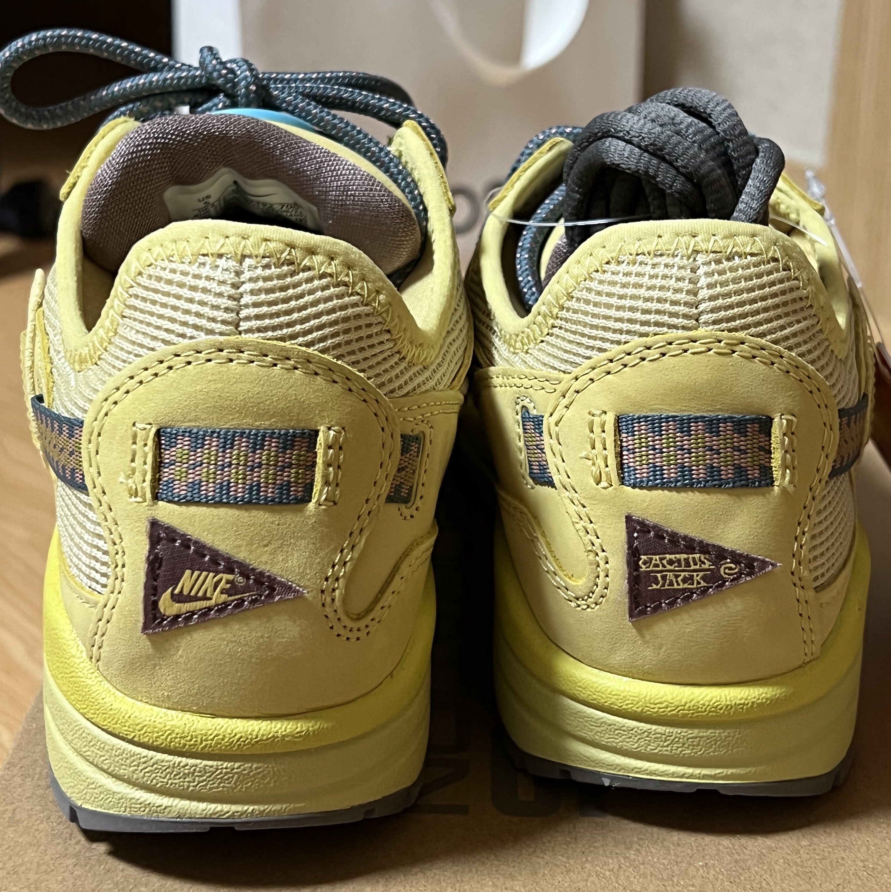 Nike x Travis Scott Air Max 1 Cact.us Gold 착용 스타일 - 2