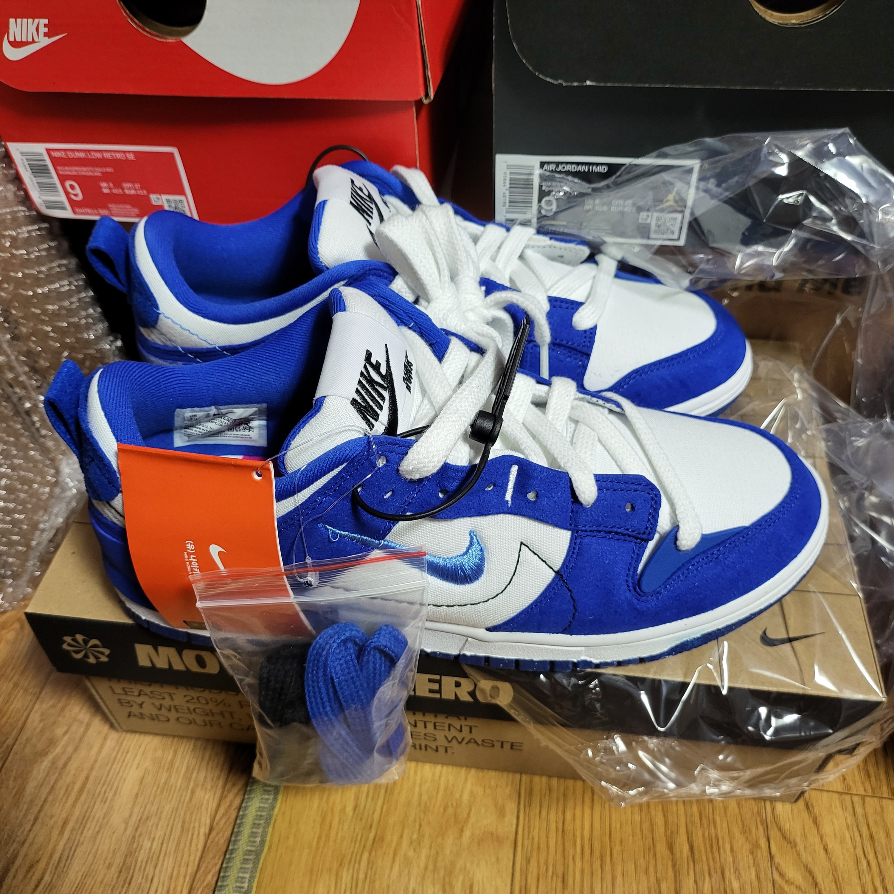 Nike Dunk Low Retro SE Barber Shop Grey, (W) Nike Dunk Low Disrupt 2 White and University Blue 착용 스타일 - 4