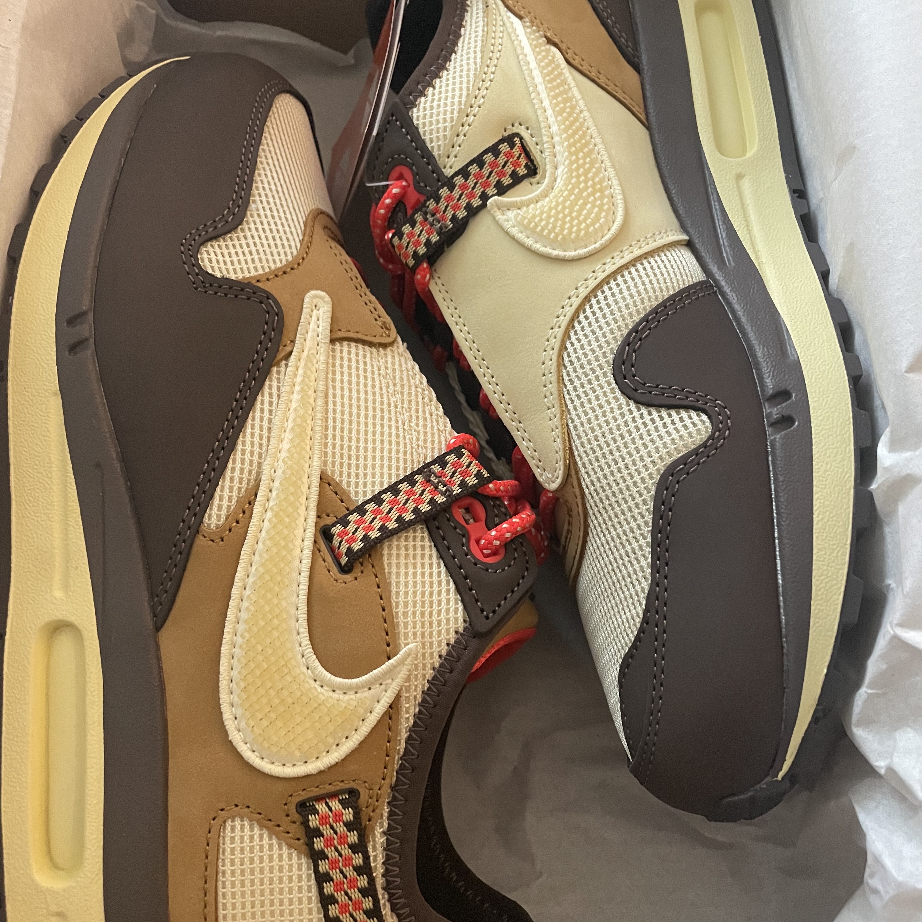 Nike x Travis Scott Air Max 1 Cact.us Brown 착용 스타일 - 1