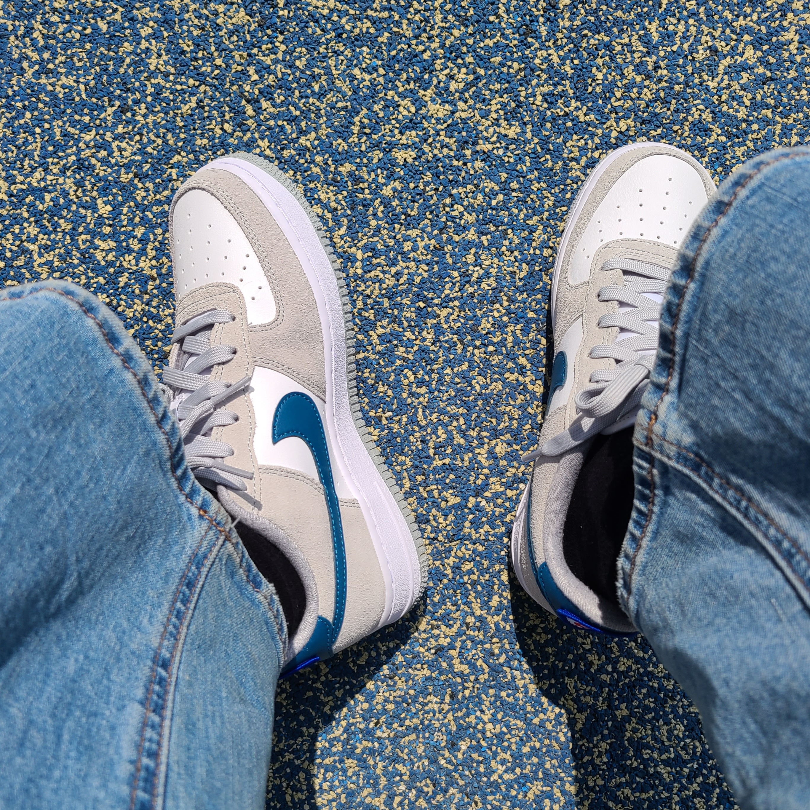 (GS) Nike Air Force 1 LV8 Athletic Club Light Smoke Grey Marina 착용 스타일