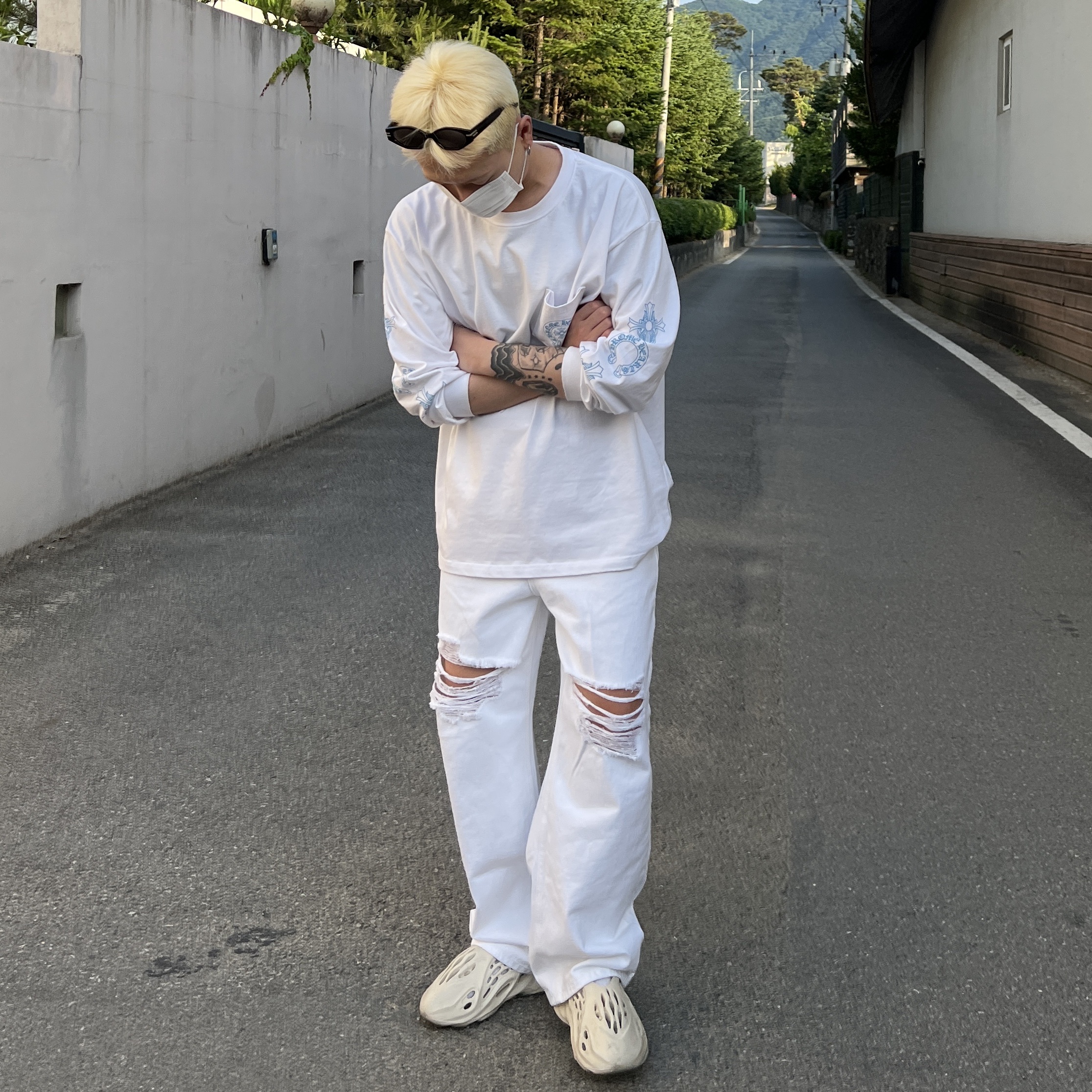 Adidas Yeezy Foam RNNR Sand 착용 스타일