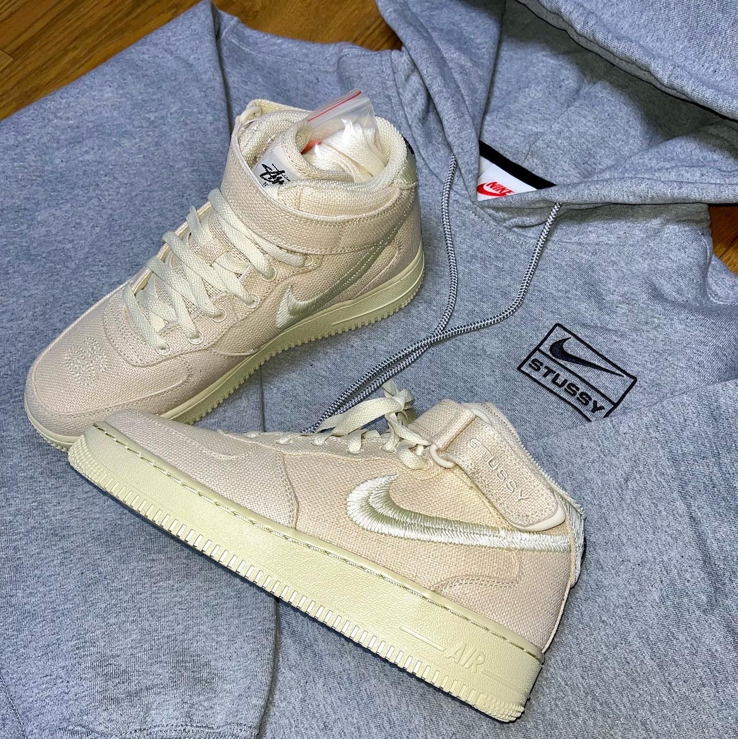 Nike x Stussy Air Force 1 '07 Mid SP Black and Light Bone, Nike x Stussy NRG RA Pullover Hoodie Dark Grey Heather (DJ9488-063) 착용 스타일 - 1