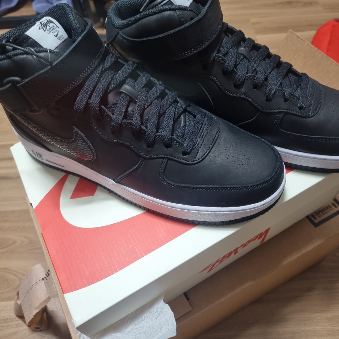Nike x Stussy Air Force 1 '07 Mid SP Black 착용 스타일 - 2