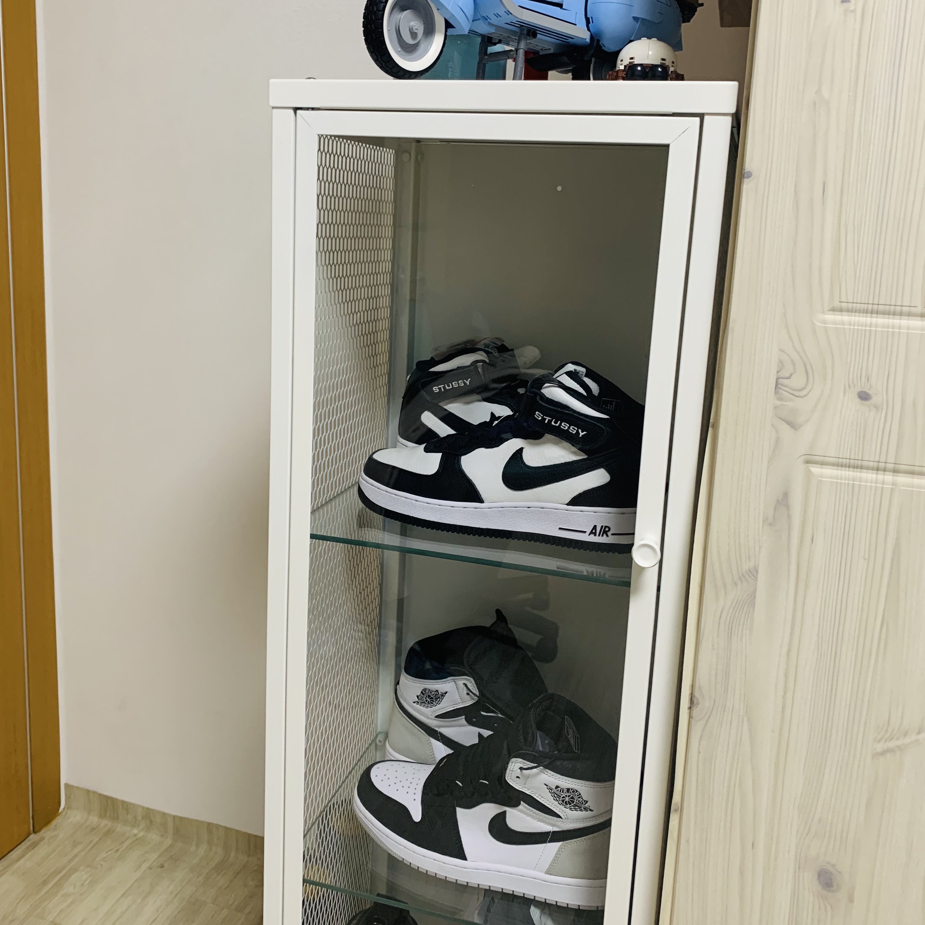 Nike x Stussy Air Force 1 '07 Mid SP Black and Light Bone, Jordan 1 Retro High OG Bleached Coral 착용 스타일