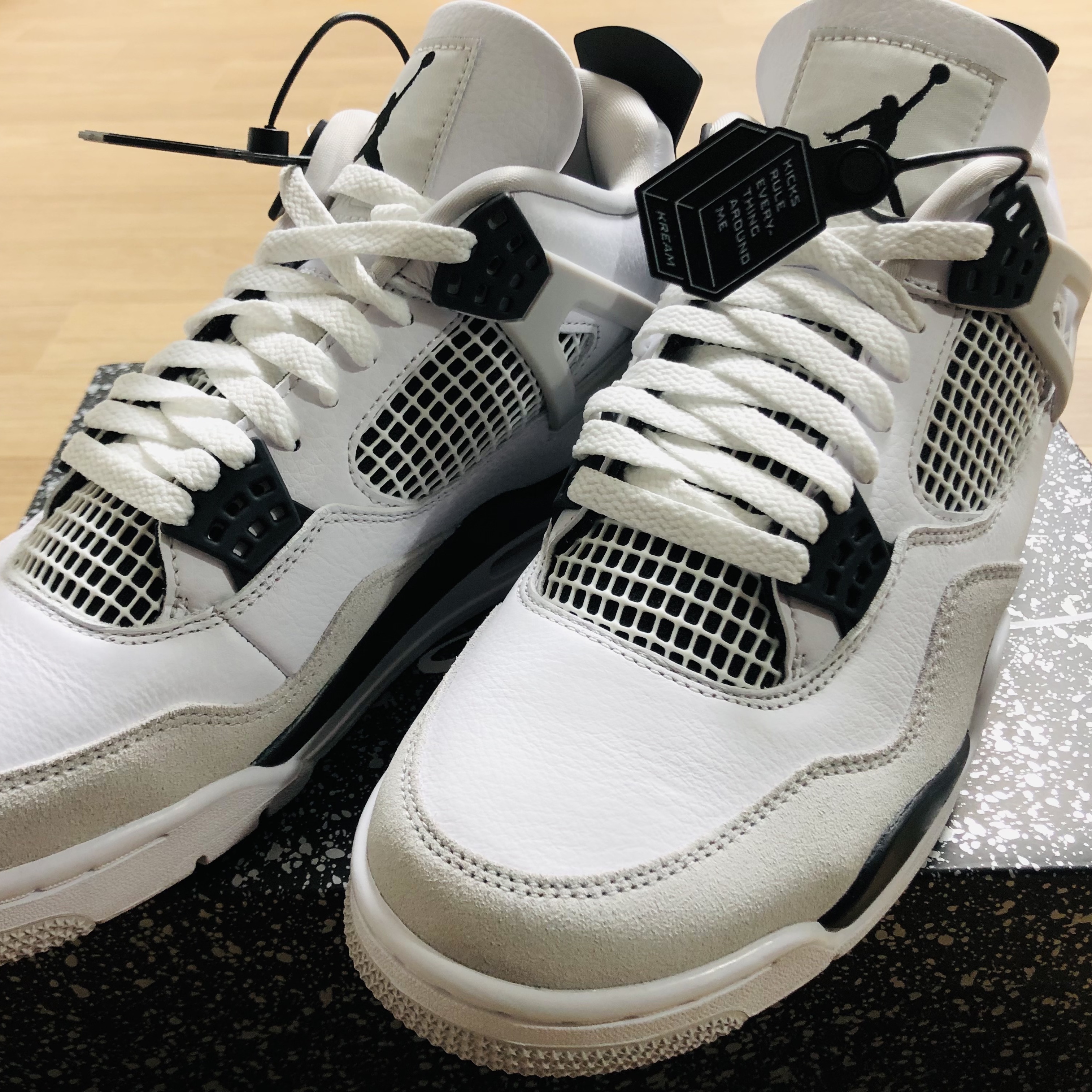 Jordan 4 Retro White and Black 착용 스타일 - 3