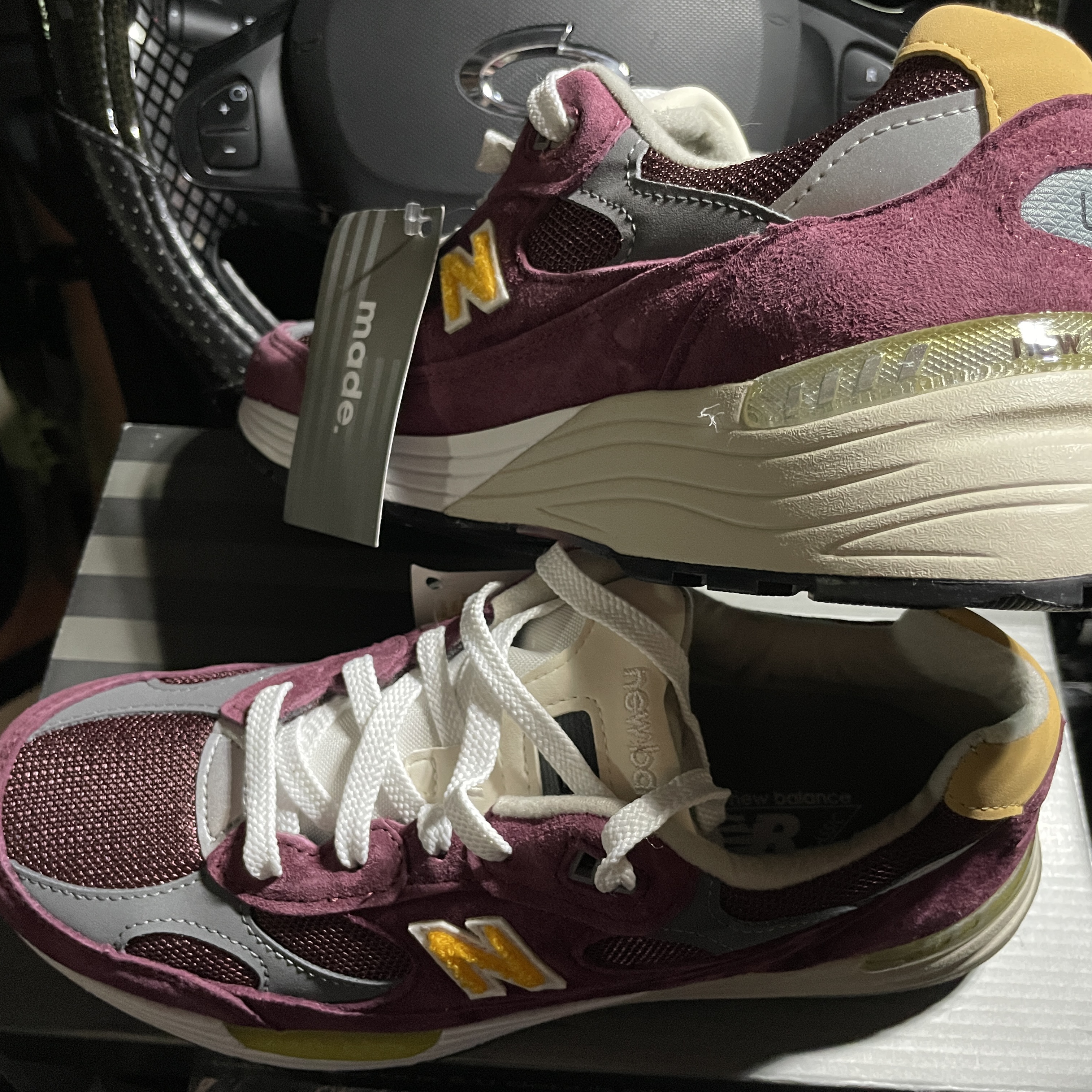 New Balance 992 Made in USA Burgundy Gold 착용 스타일 - 2