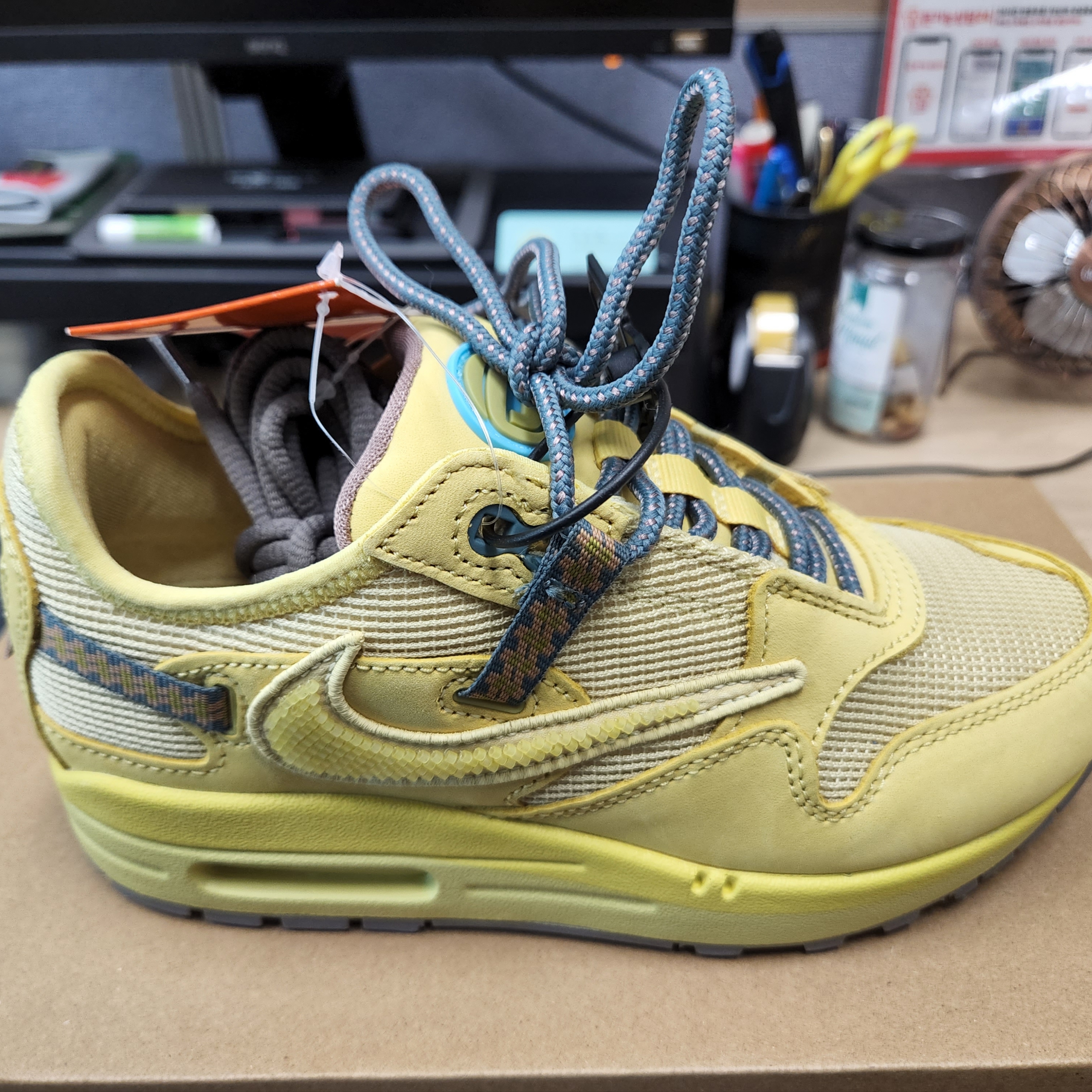 Nike x Travis Scott Air Max 1 Cact.us Gold 착용 스타일 - 1