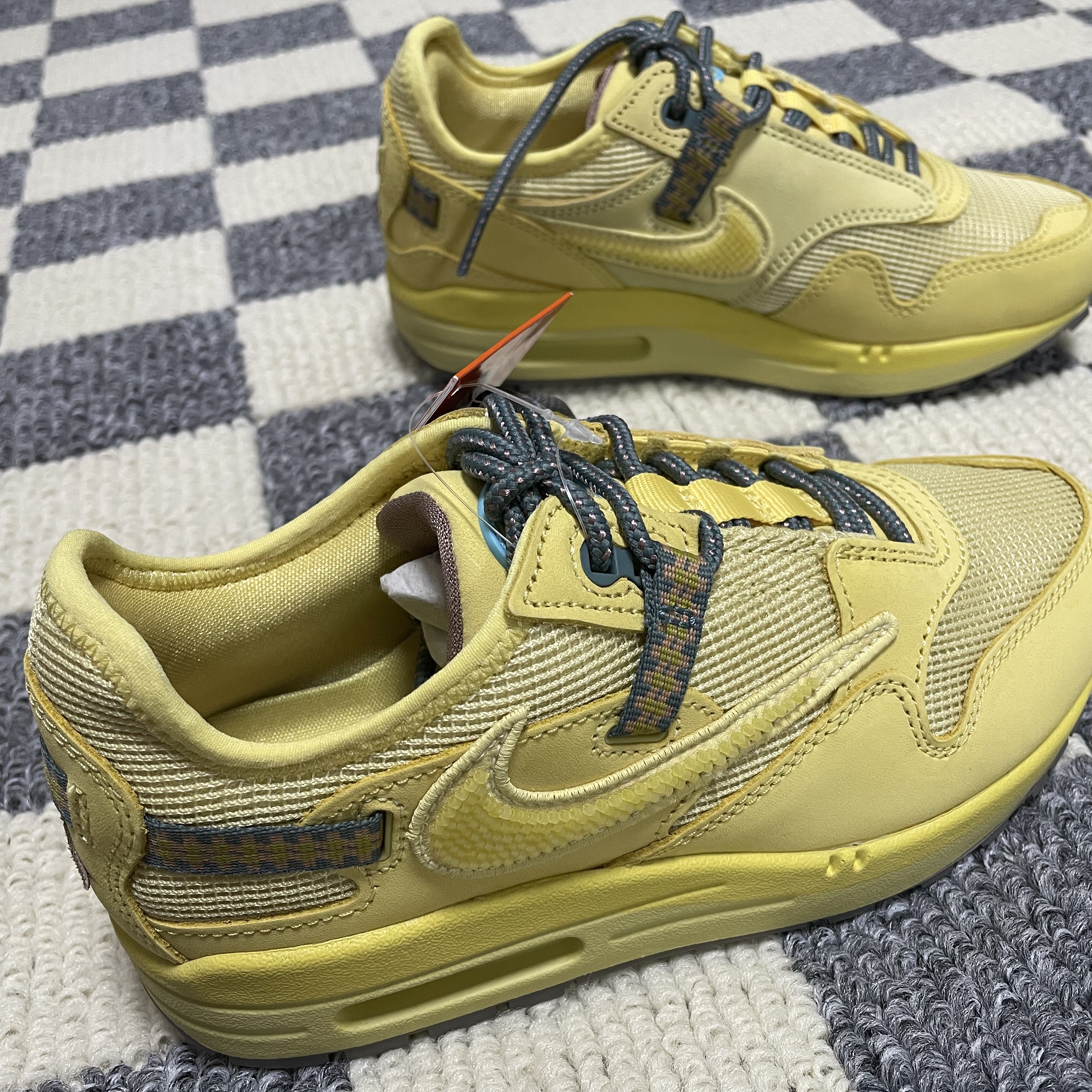 Nike x Travis Scott Air Max 1 Cact.us Gold 착용 스타일 - 1