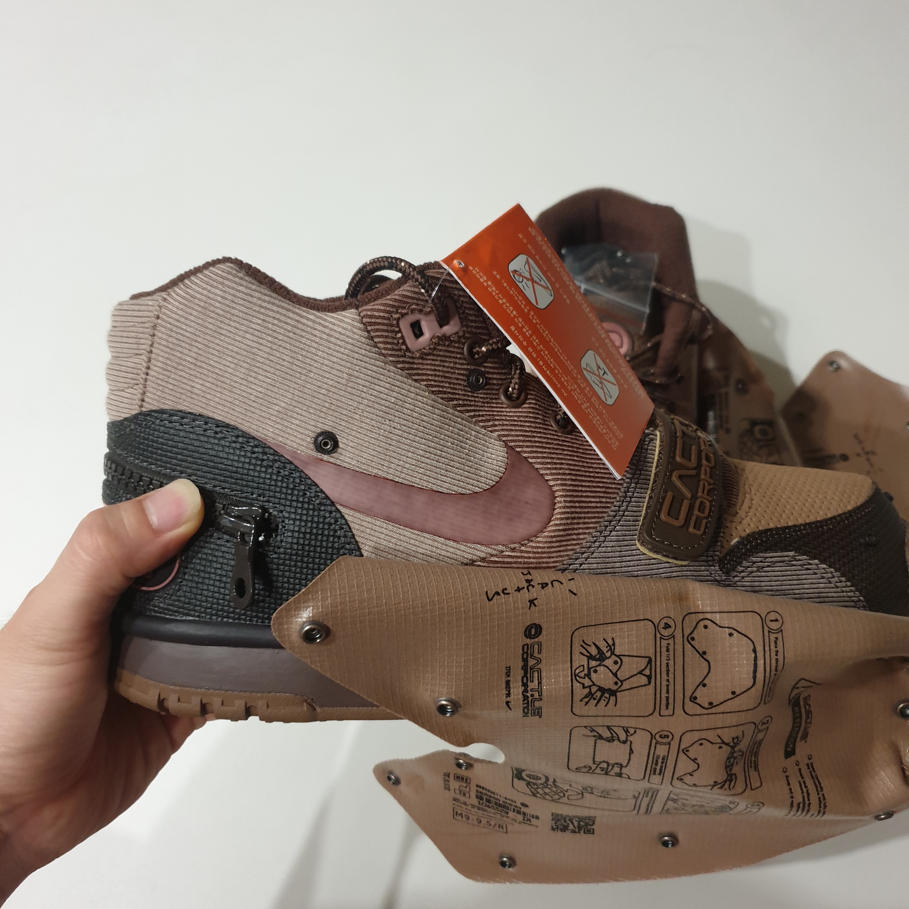 Nike x Travis Scott Air Trainer 1 Archaeo Brown and Rust Pink 착용 스타일 - 3