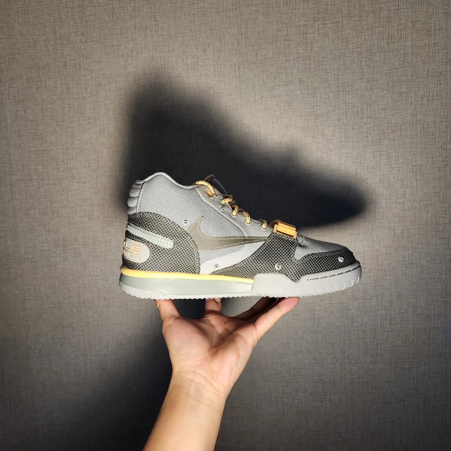 Nike x Travis Scott Nike Air Trainer 1 Grey Haze and Dusty Sage 착용 스타일 - 3