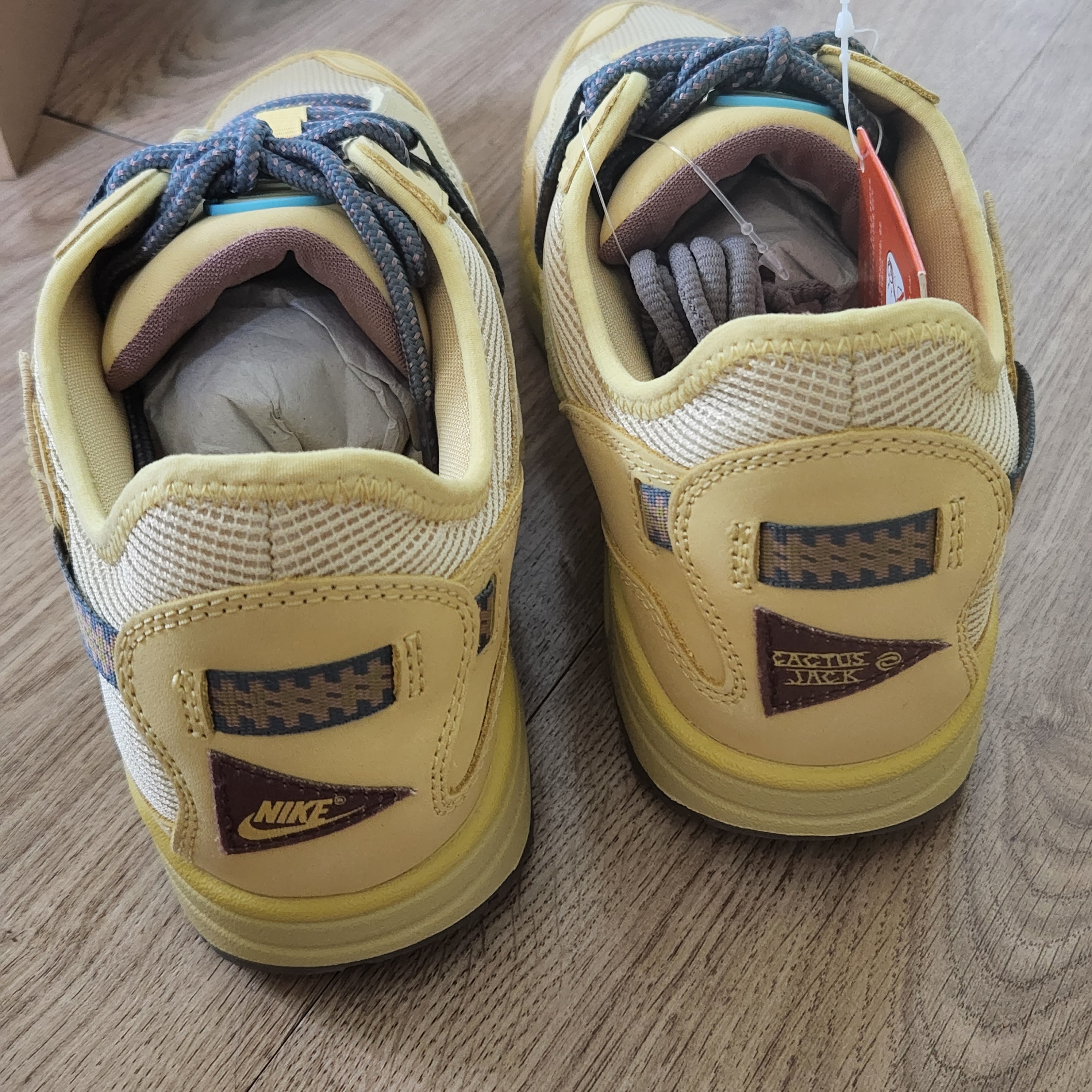 Nike x Travis Scott Air Max 1 Cact.us Gold 착용 스타일 - 3