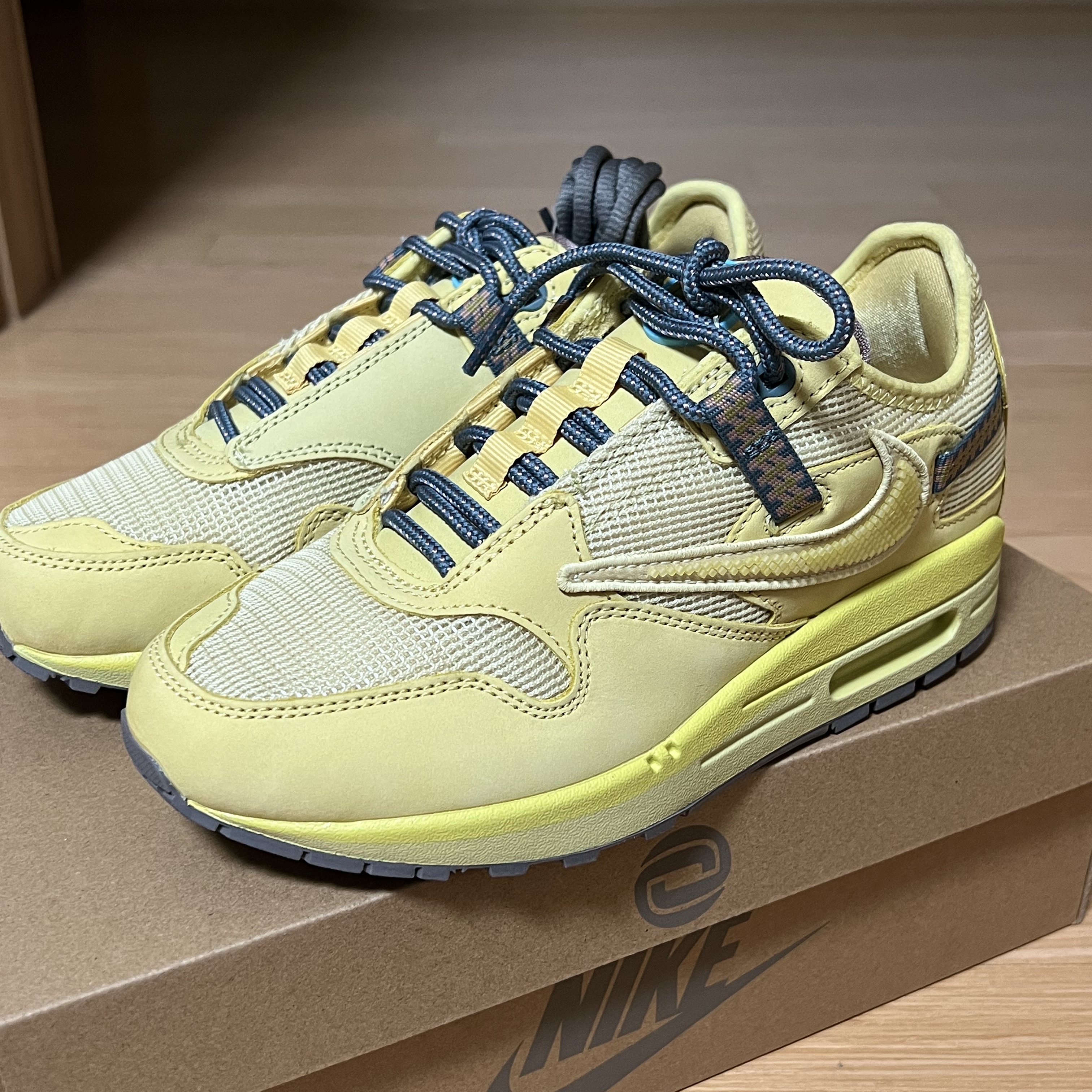 Nike x Travis Scott Air Max 1 Cact.us Gold 착용 스타일 - 1