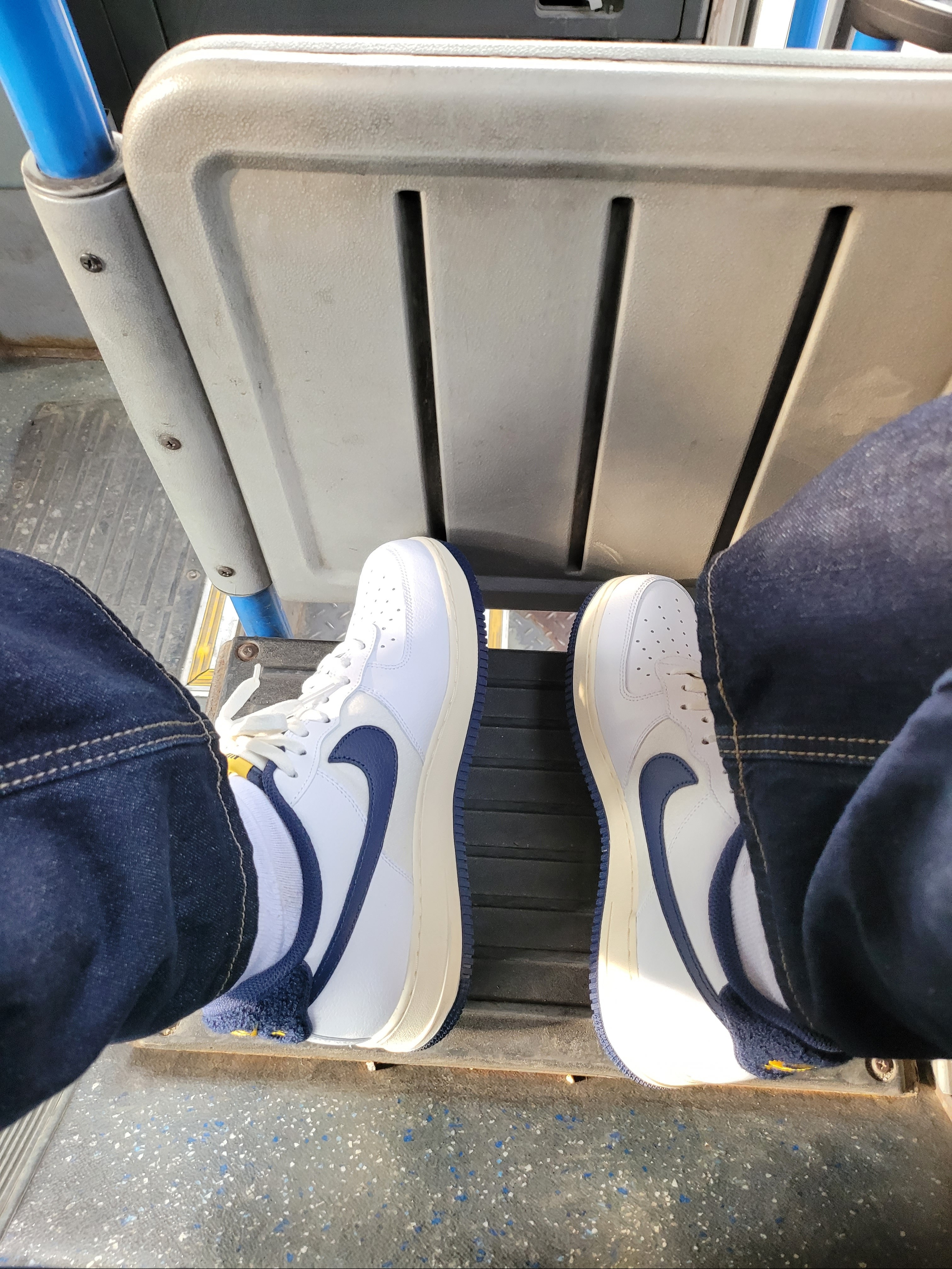 Nike Air Force 1 '07 LV8 Varsity White Midnight Navy 착용 스타일
