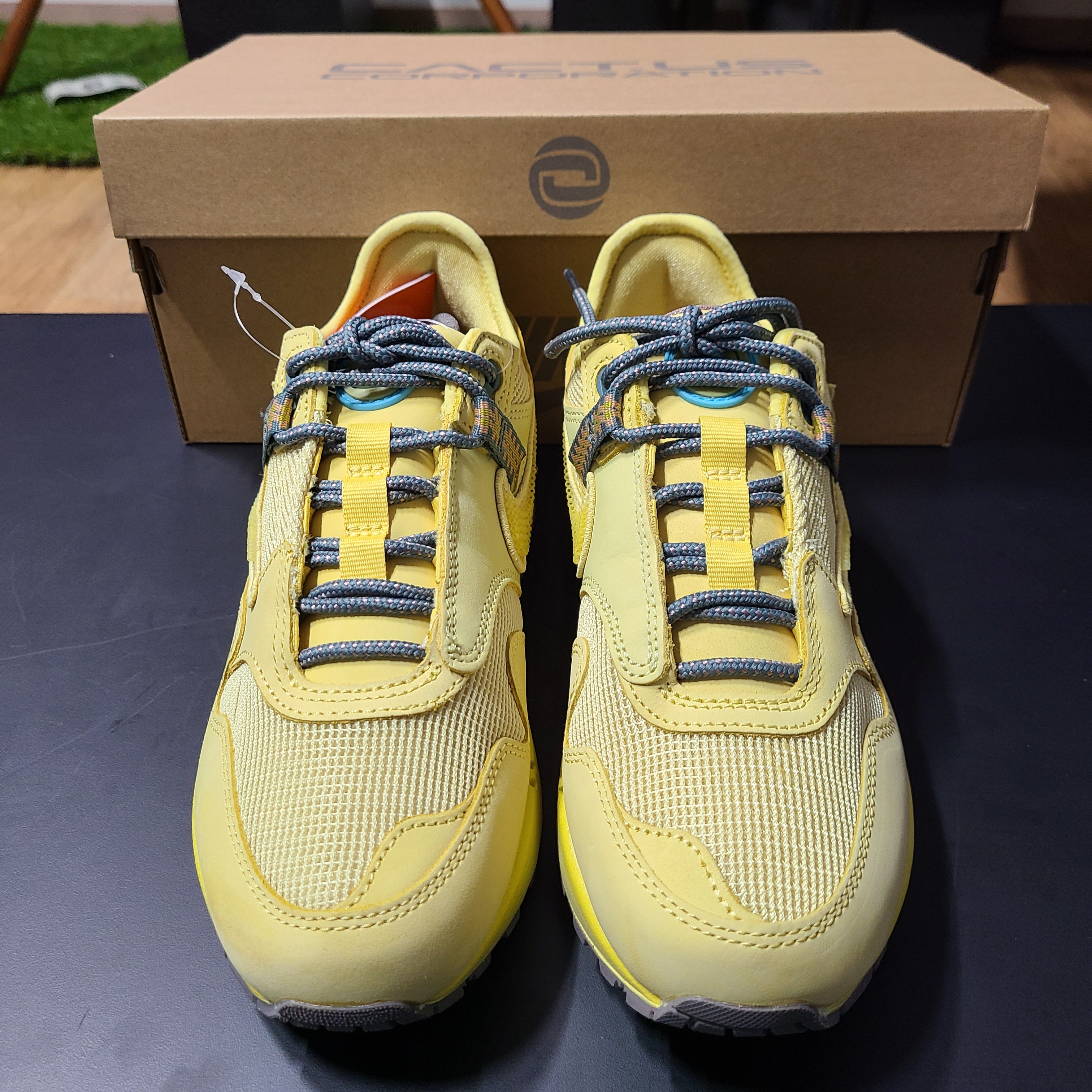 Nike x Travis Scott Air Max 1 Cact.us Gold 착용 스타일 - 2