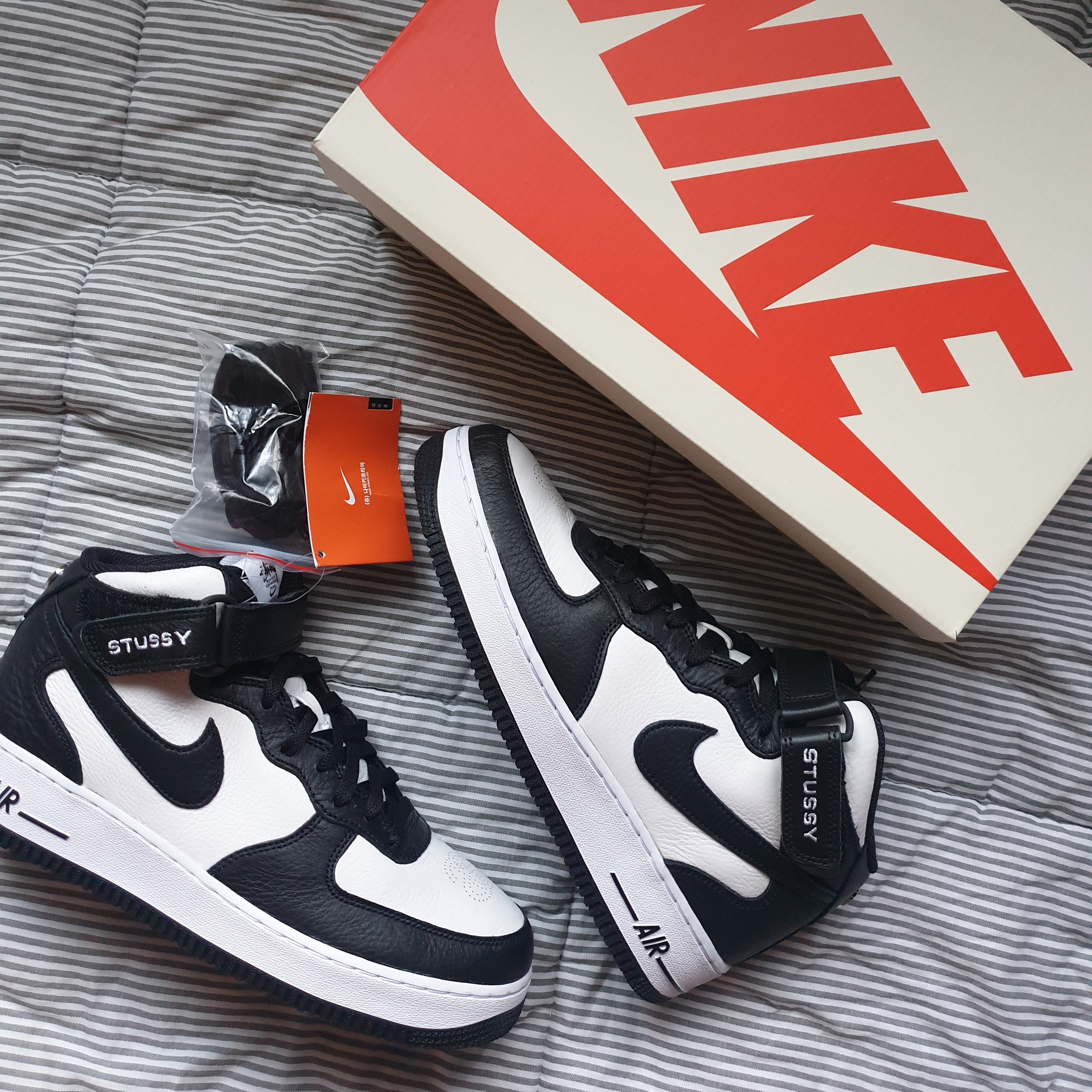 Nike x Stussy Air Force 1 '07 Mid SP Black and Light Bone 착용 스타일