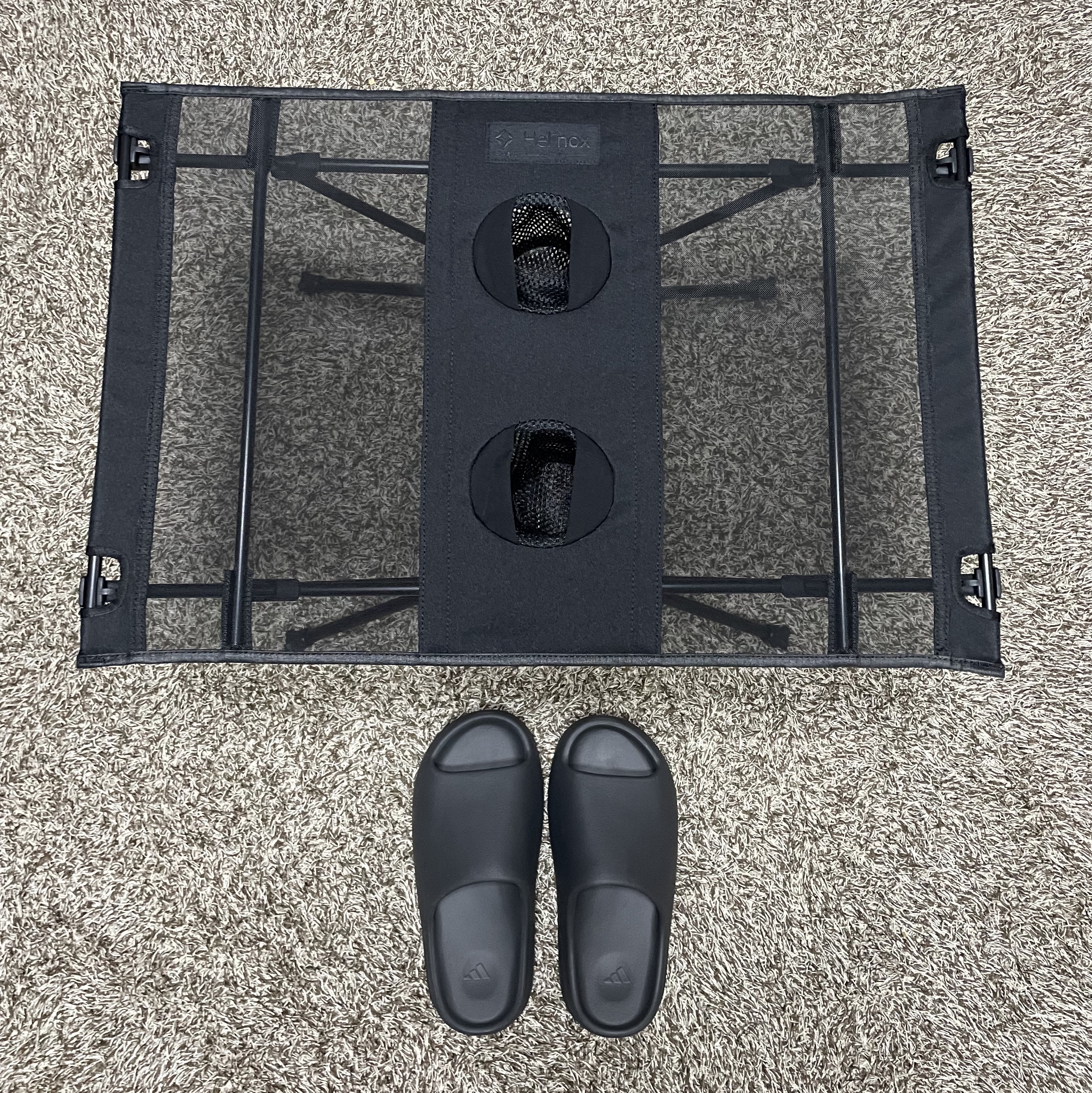 Adidas Yeezy Slide Onyx, Helinox Table One Blackout Edition 착용 스타일