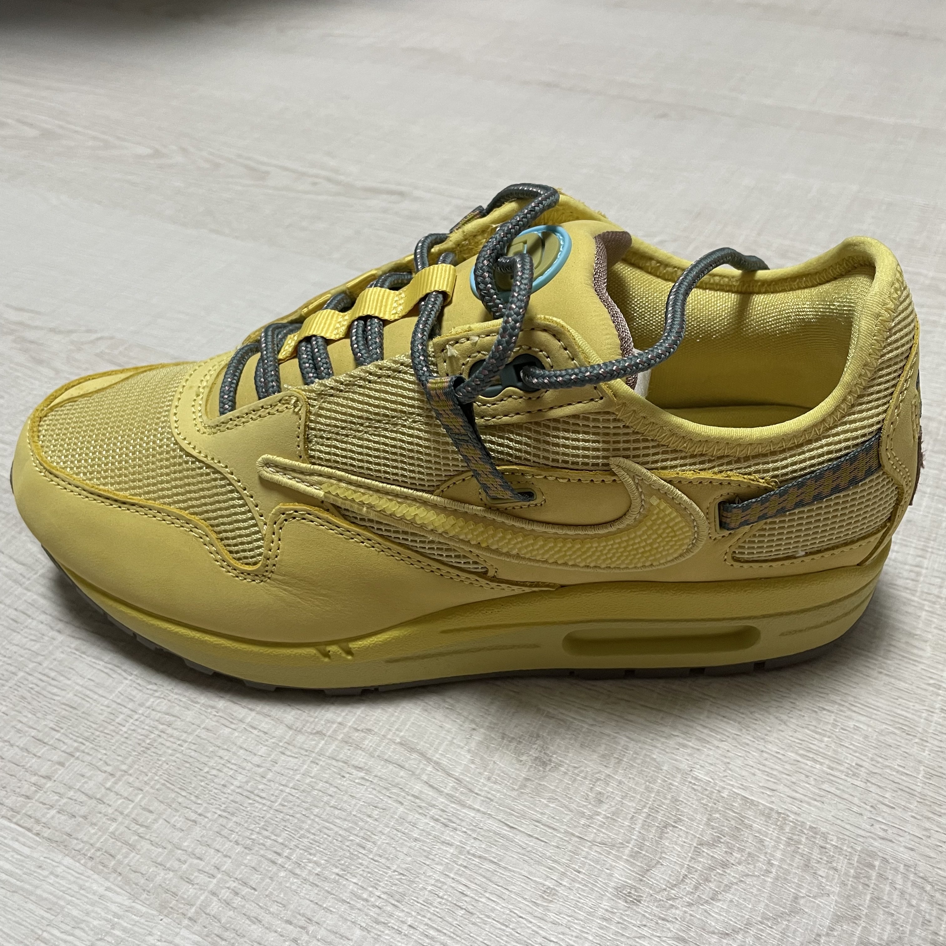 Nike x Travis Scott Air Max 1 Cact.us Gold 착용 스타일