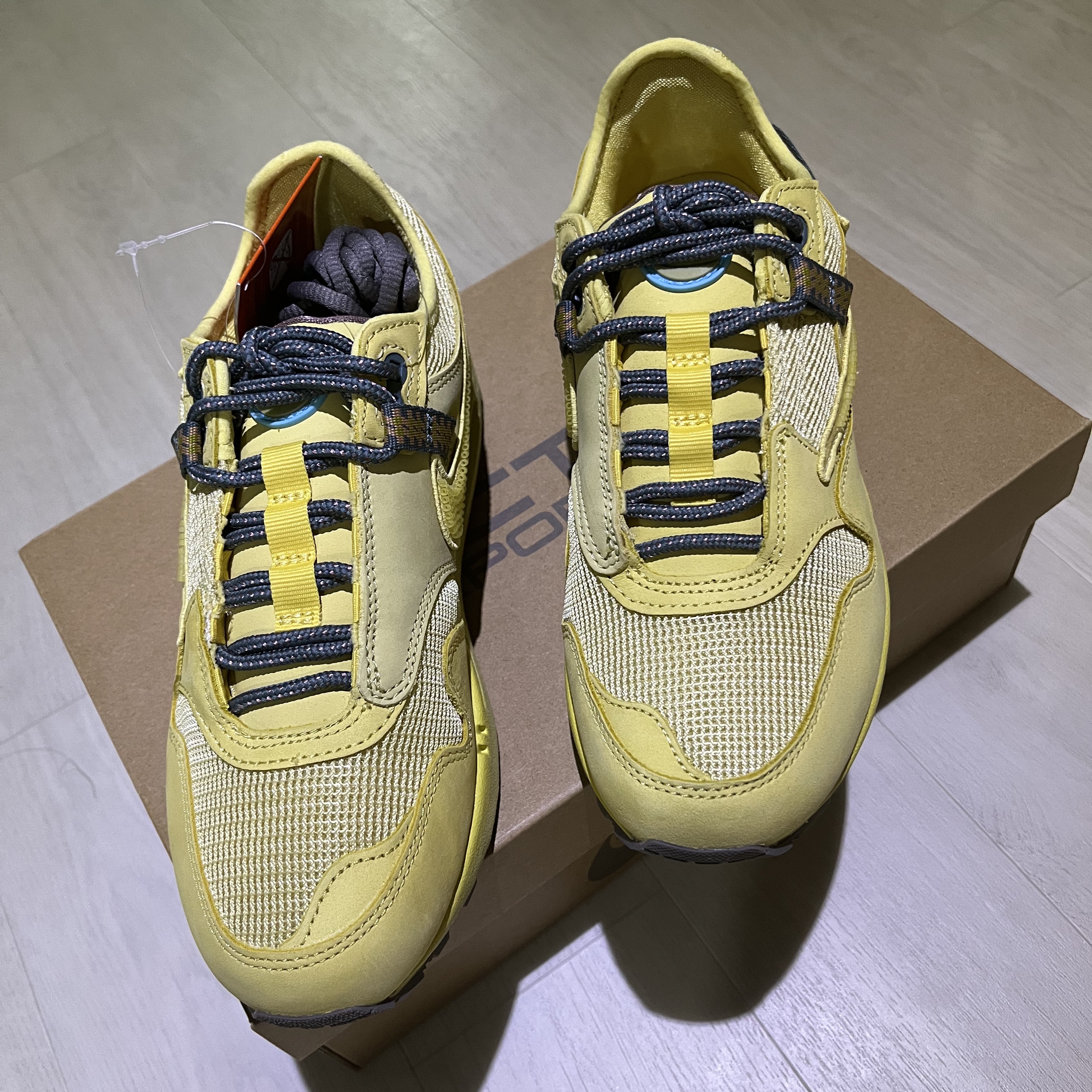 Nike x Travis Scott Air Max 1 Cact.us Gold 착용 스타일 - 2
