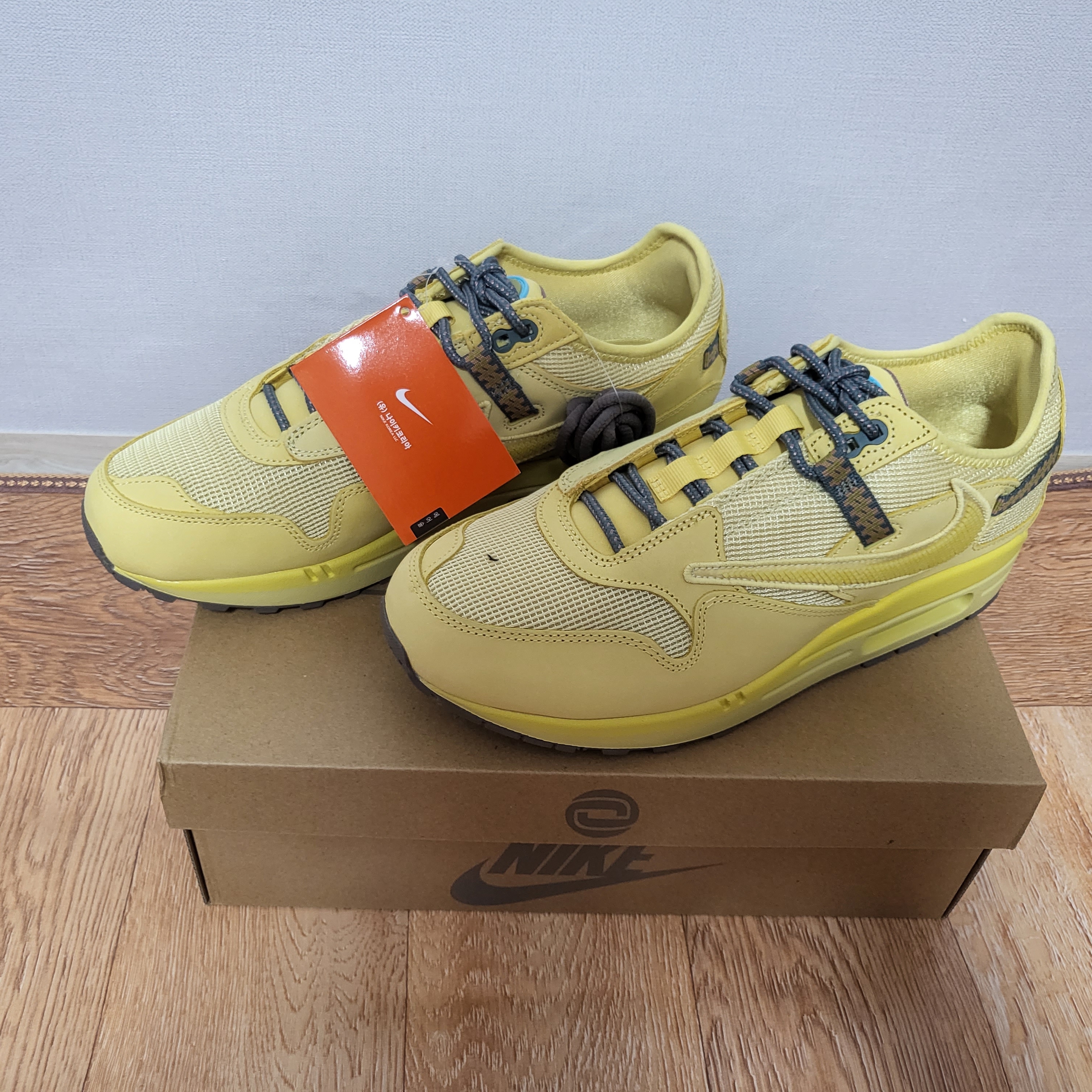 Nike x Travis Scott Air Max 1 Cact.us Gold 착용 스타일 - 2
