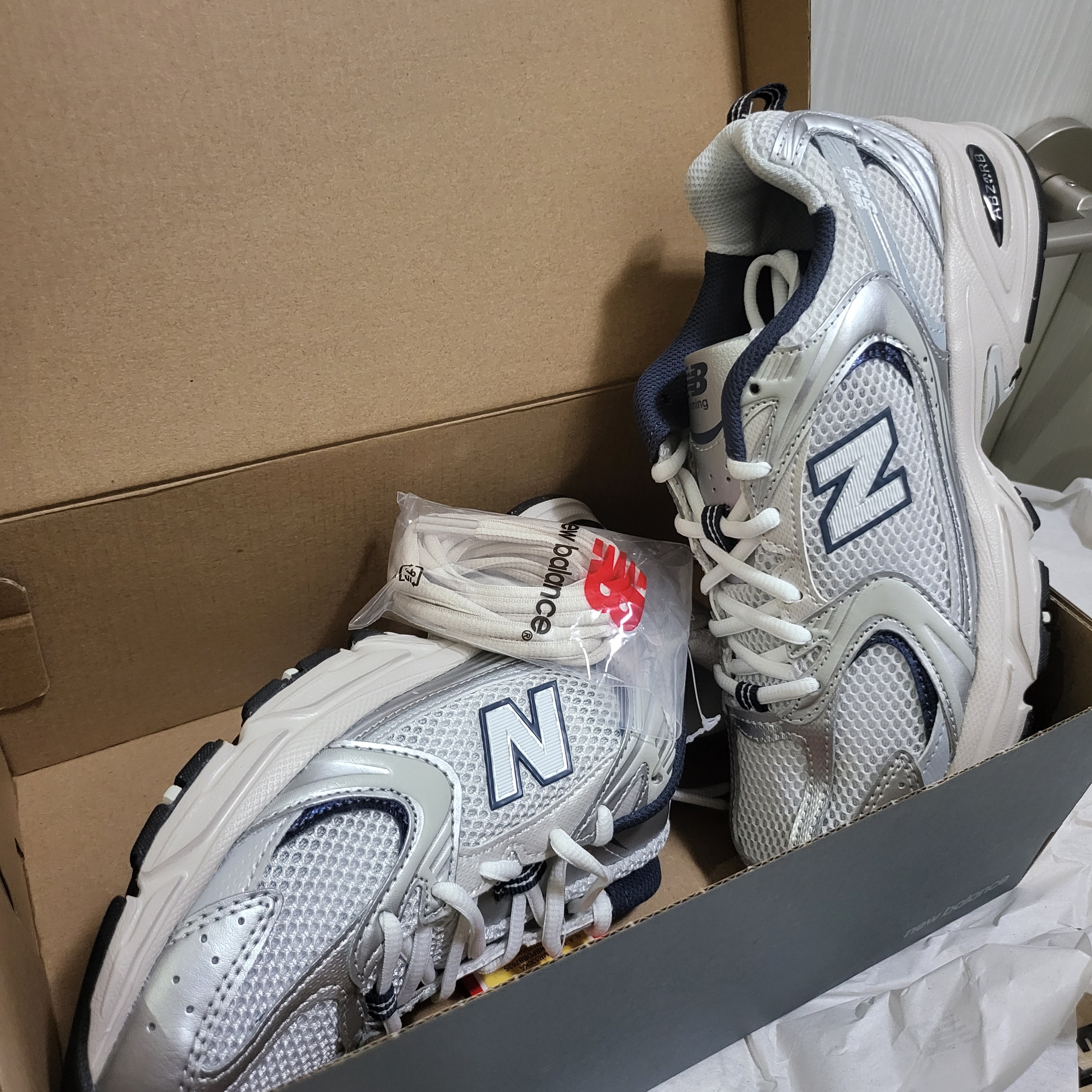 New Balance 530 Steel Grey 착용 스타일 - 1