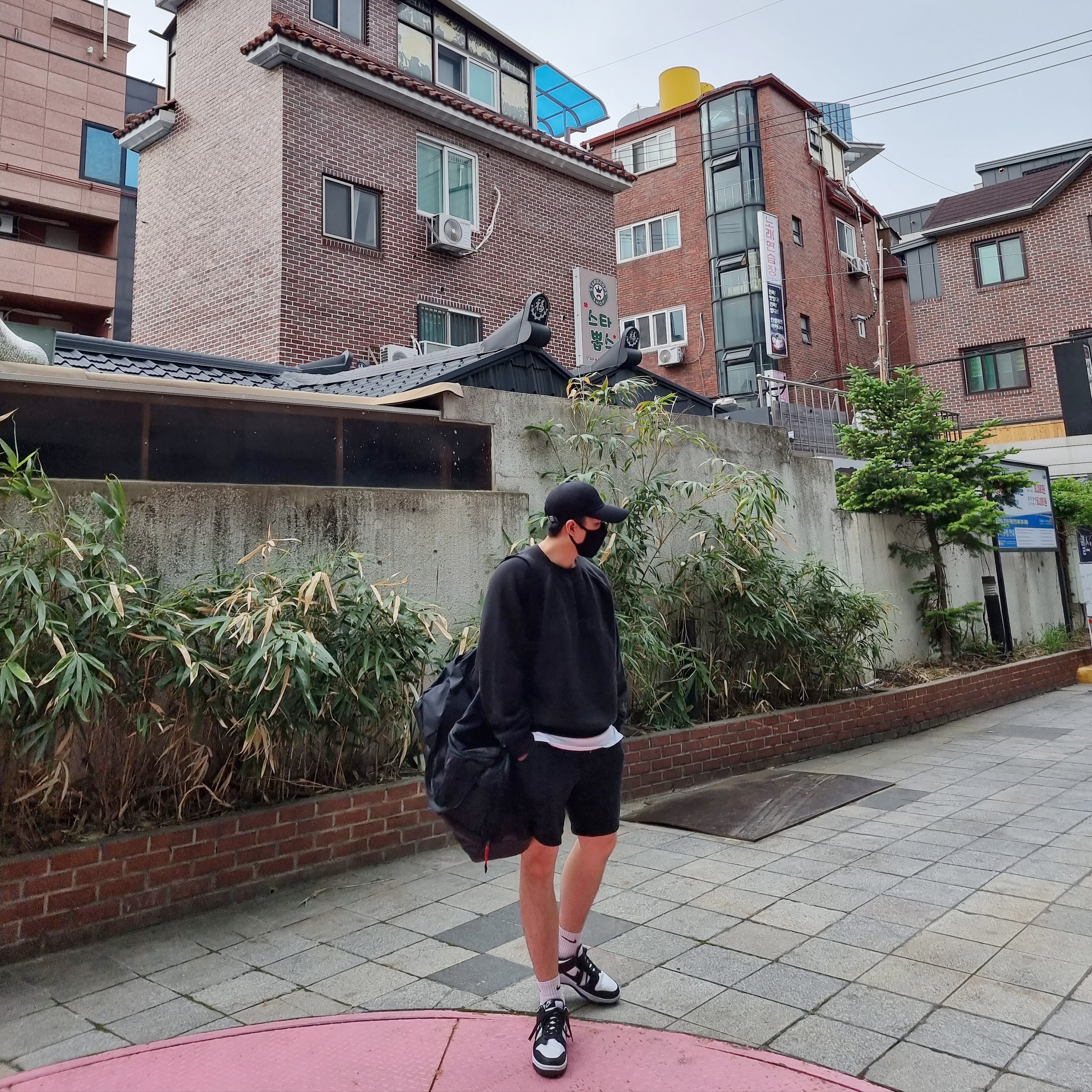 Essentials 3D Silicon Applique Crewneck Dark Slate/Black 2020, Nike Dunk Low Retro Black 착용 스타일